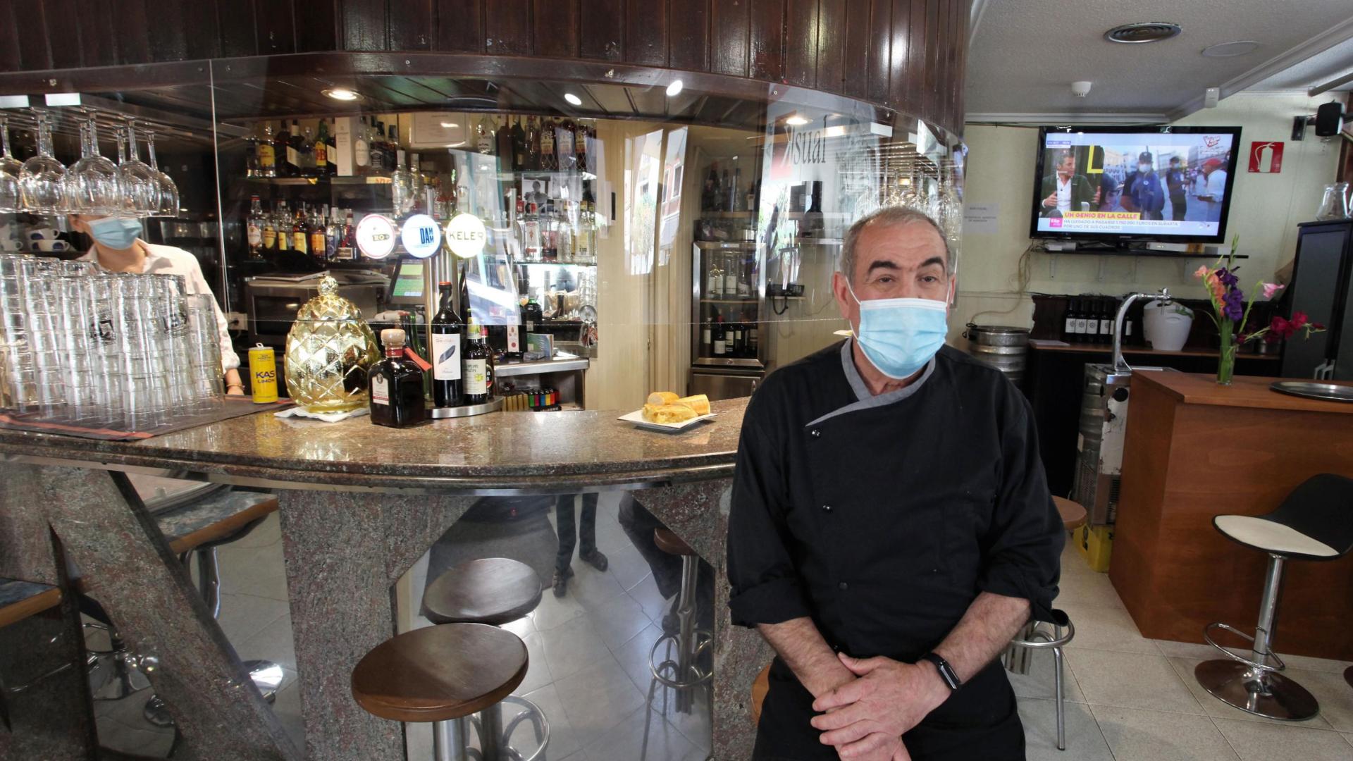 Carlos Javier posa en la barra de su bar