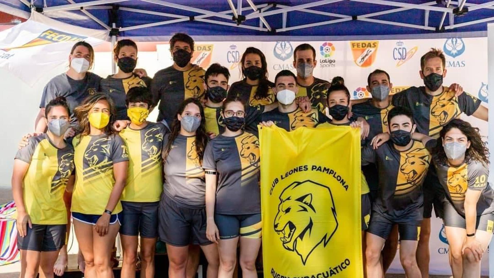 El equipo navarro posa durante el campeonato