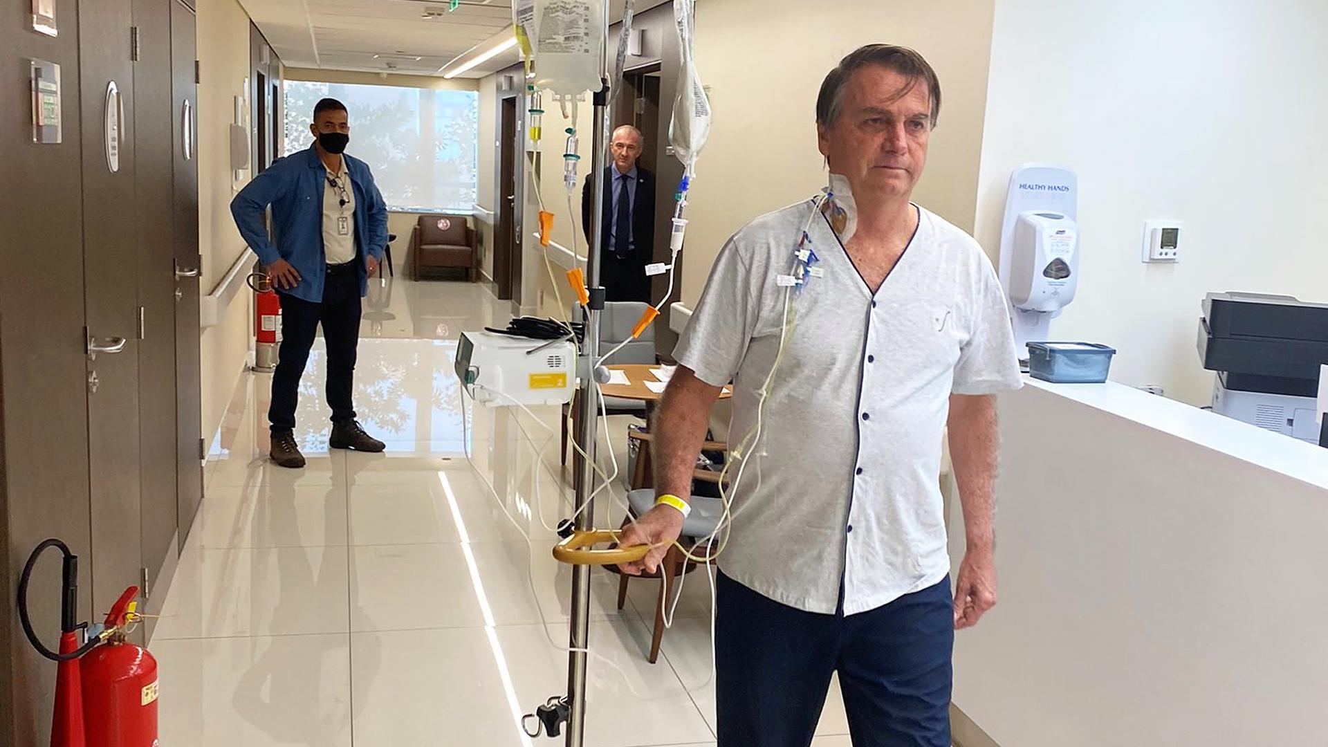 Imagen subida a las redes sociales por el presidente brasileño, Jair Bolsonaro, caminando por el hospital