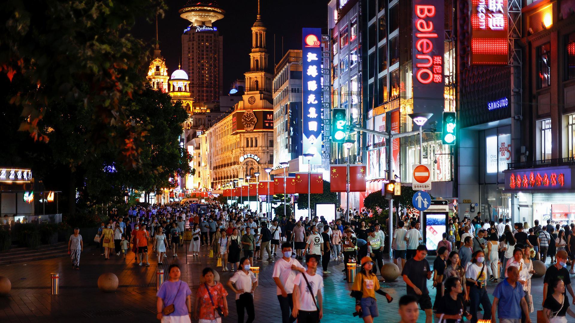 Varias personas caminan por una calle de Shanghai