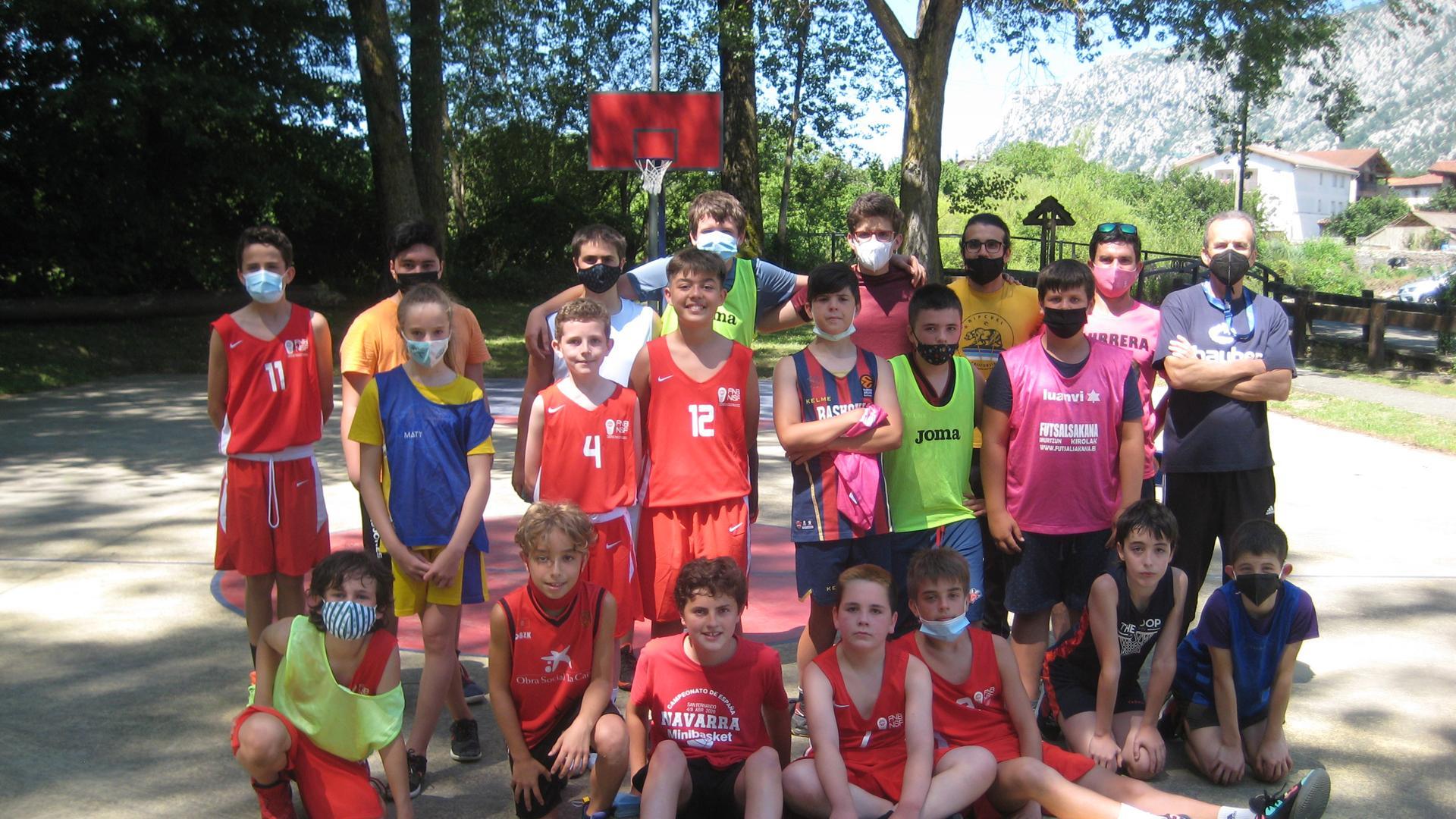 Los jóvenes participantes, árbitros y organizadores, del torneo de ayer de baloncesto en Ziordia