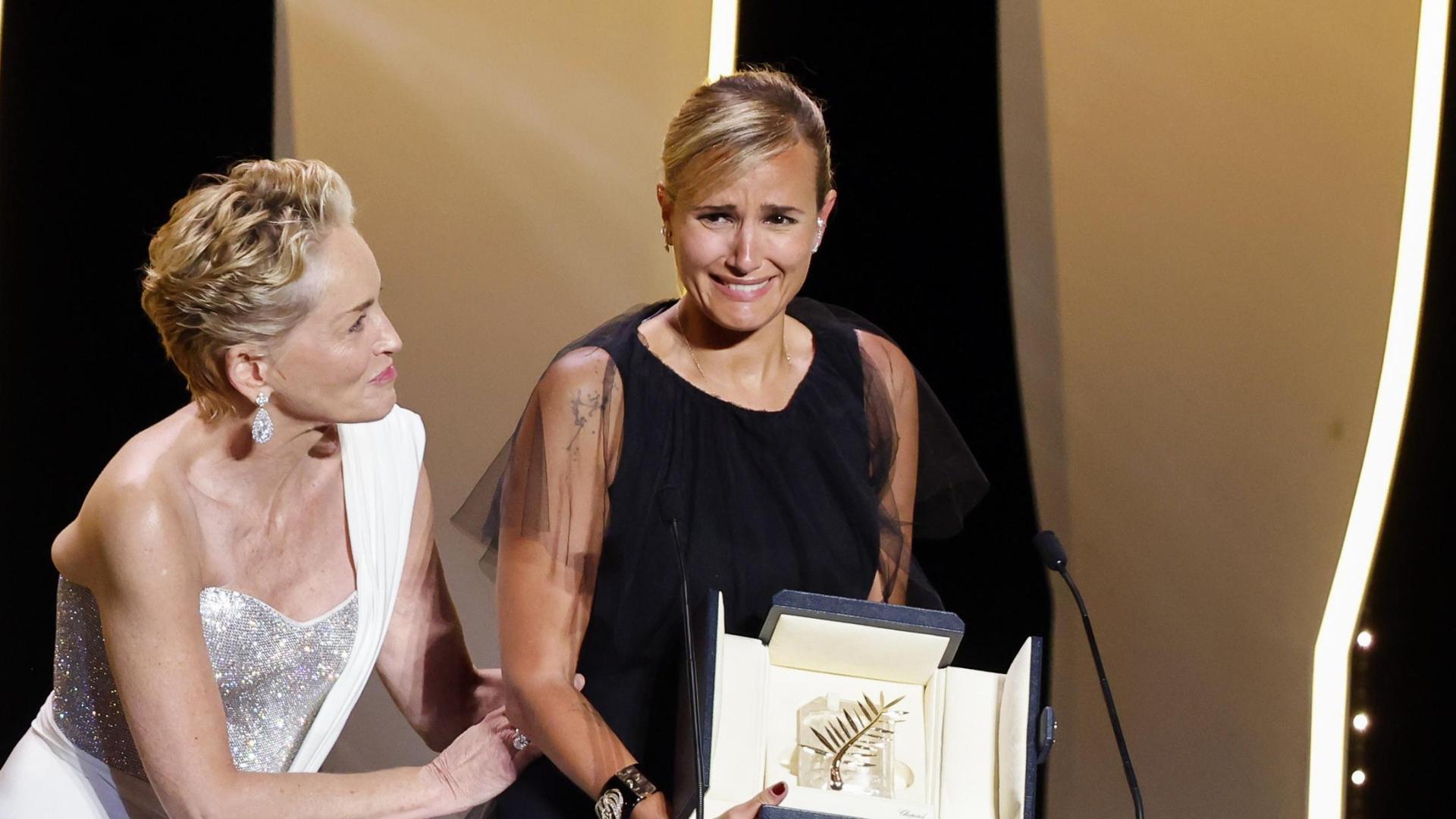 La directora francesa Julia Ducournau recibe la Palma de Oro por su filme 'Titane'