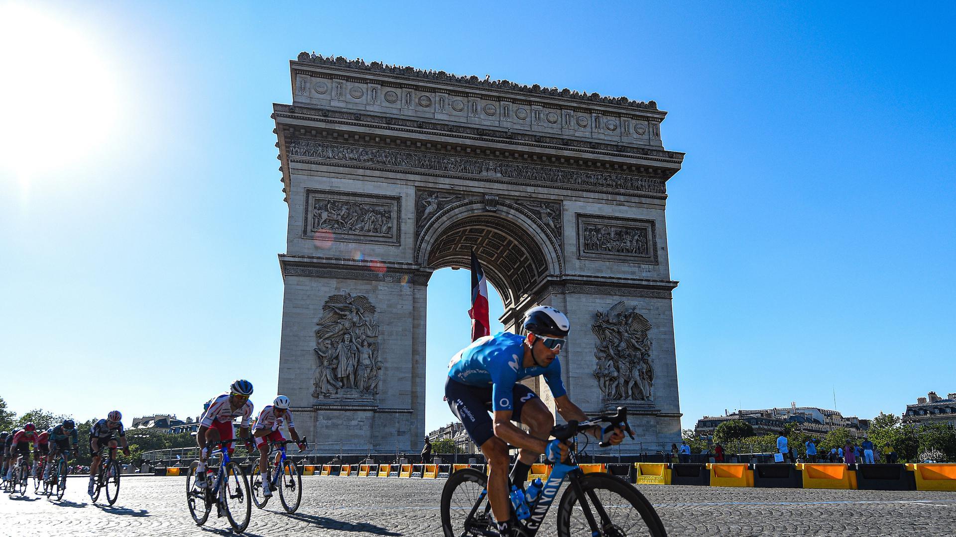 Imanol Erviti, ayer pasando por el Arco del Triunfo de París en la última etapa del Tour 2021