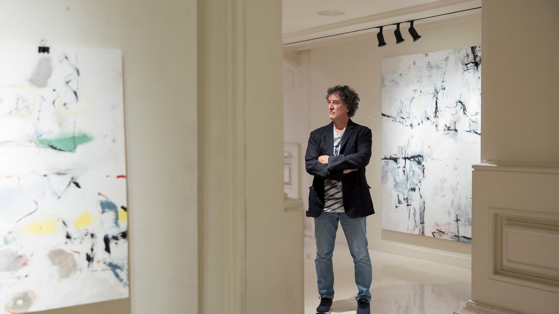 Miguel González de San Roman contempla una de sus obras de gran formato en la muestra, que puede visitarse en la galería de la calle San Antón