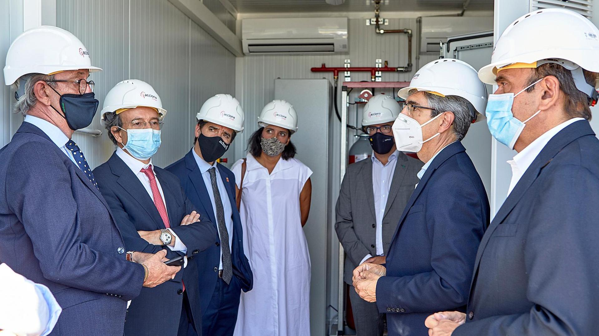 El consejero de Desarrollo Económico y Empresarial, Mikel Irujo, acompañado por la directora general de Industria, Energía y Proyectos Estratégicos S3, Uxue Itoiz, ha visitado este lunes la planta de almacenamiento renovable con baterías reutilizadas o de segunda vida de ACCIONA Energía
