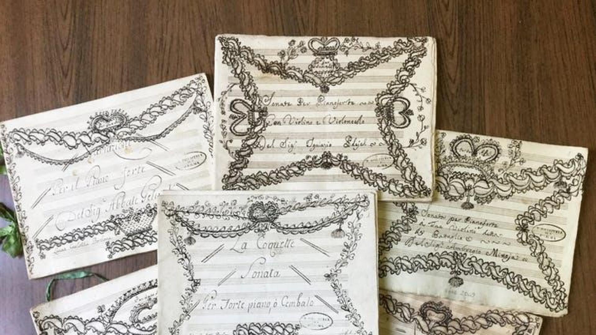 Partituras que pertenecieron a la Reina de Etruria y su hija Luisa Carlota de Borbón. Estas partituras están decoradas con cintas de raso y motivos que imitan bordados, una estética típicamente femenina