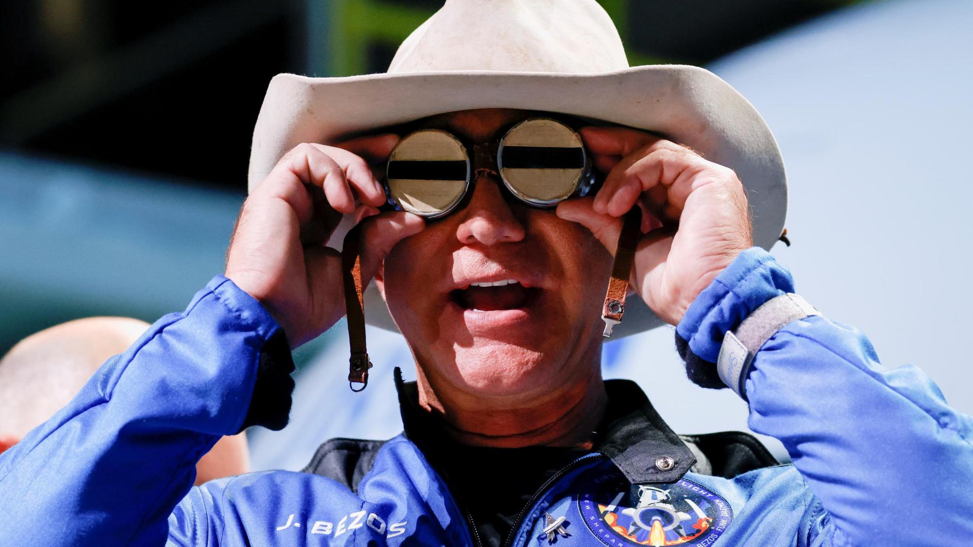 El magnate Jeff Bezos, tras su viaje al espacio.