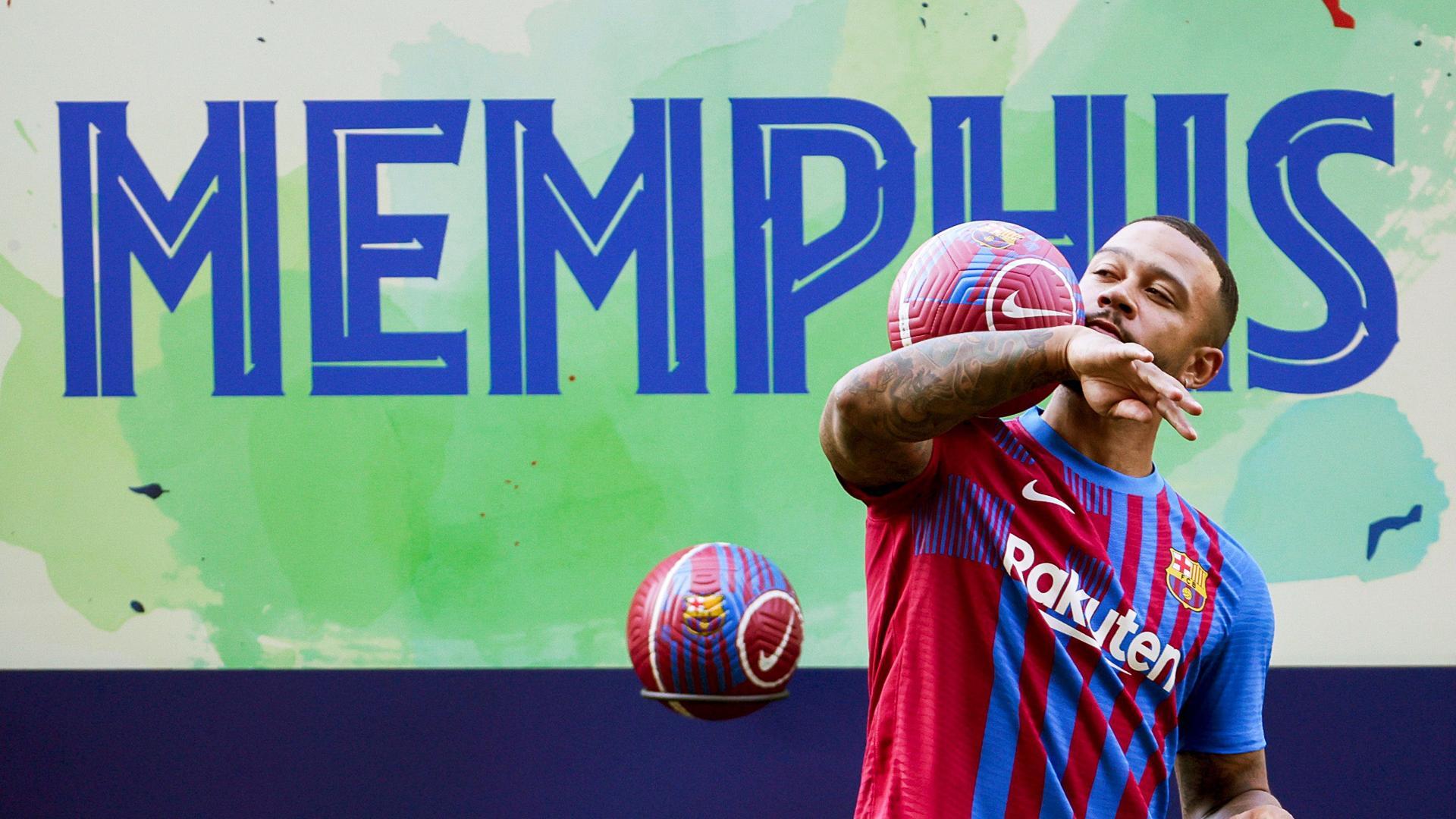 Memphis Depay realiza malabares durante su puesta de largo oficial como nuevo jugador culé