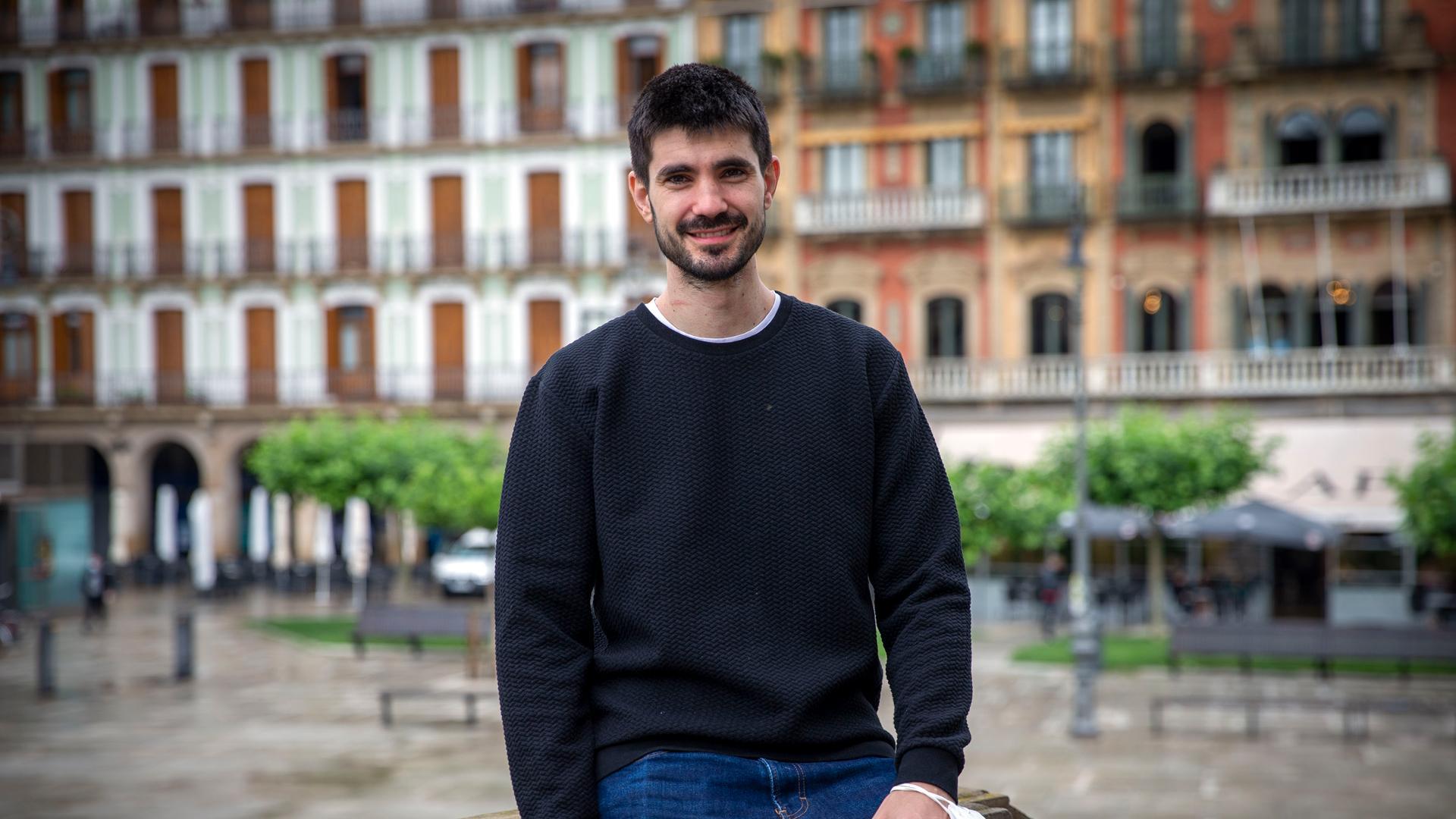 Eduardo Gurbindo posa en la Plaza del Castillo durante una entrevista para Diario de Navarro previa a los Juegos Olímpicos de Tokio