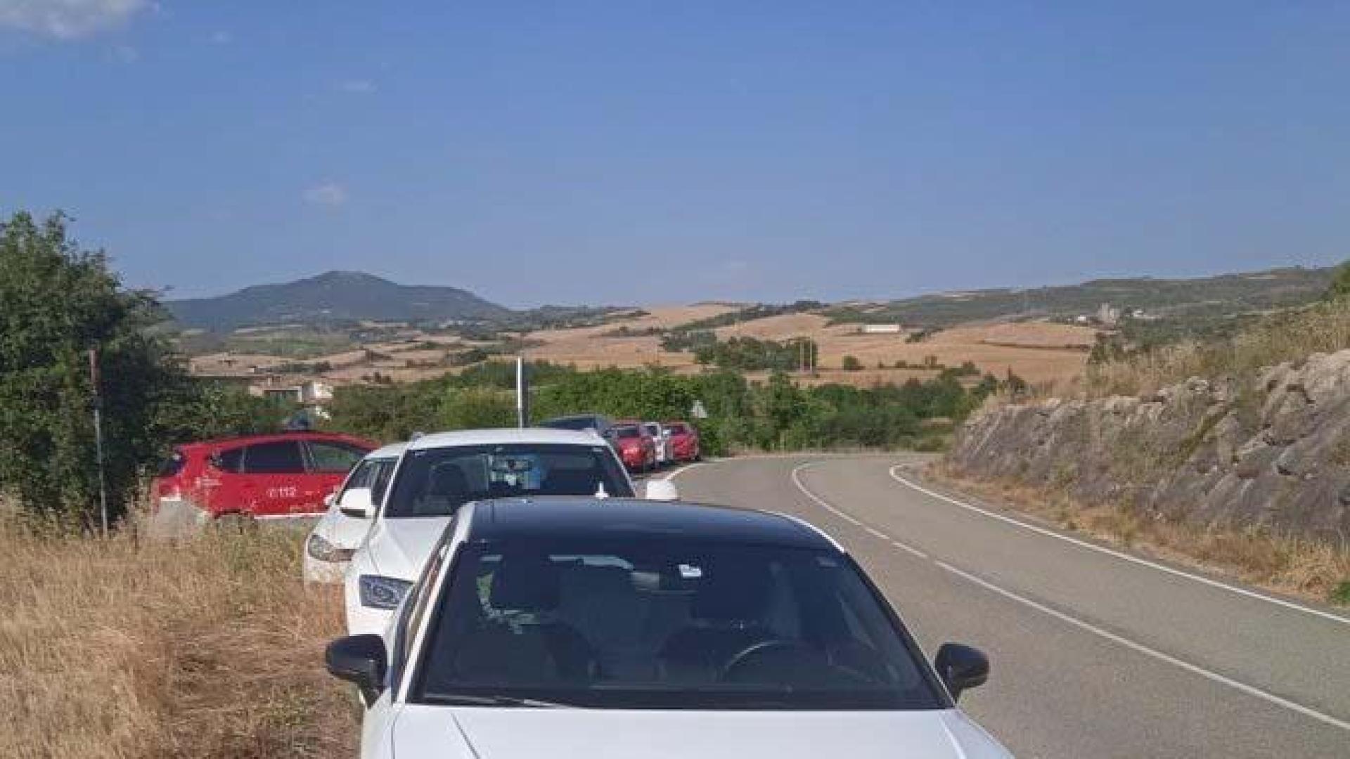 Varios conductores fueron denunciados por estacionar mal sus vehículos en el entorno del embalse de Alloz
