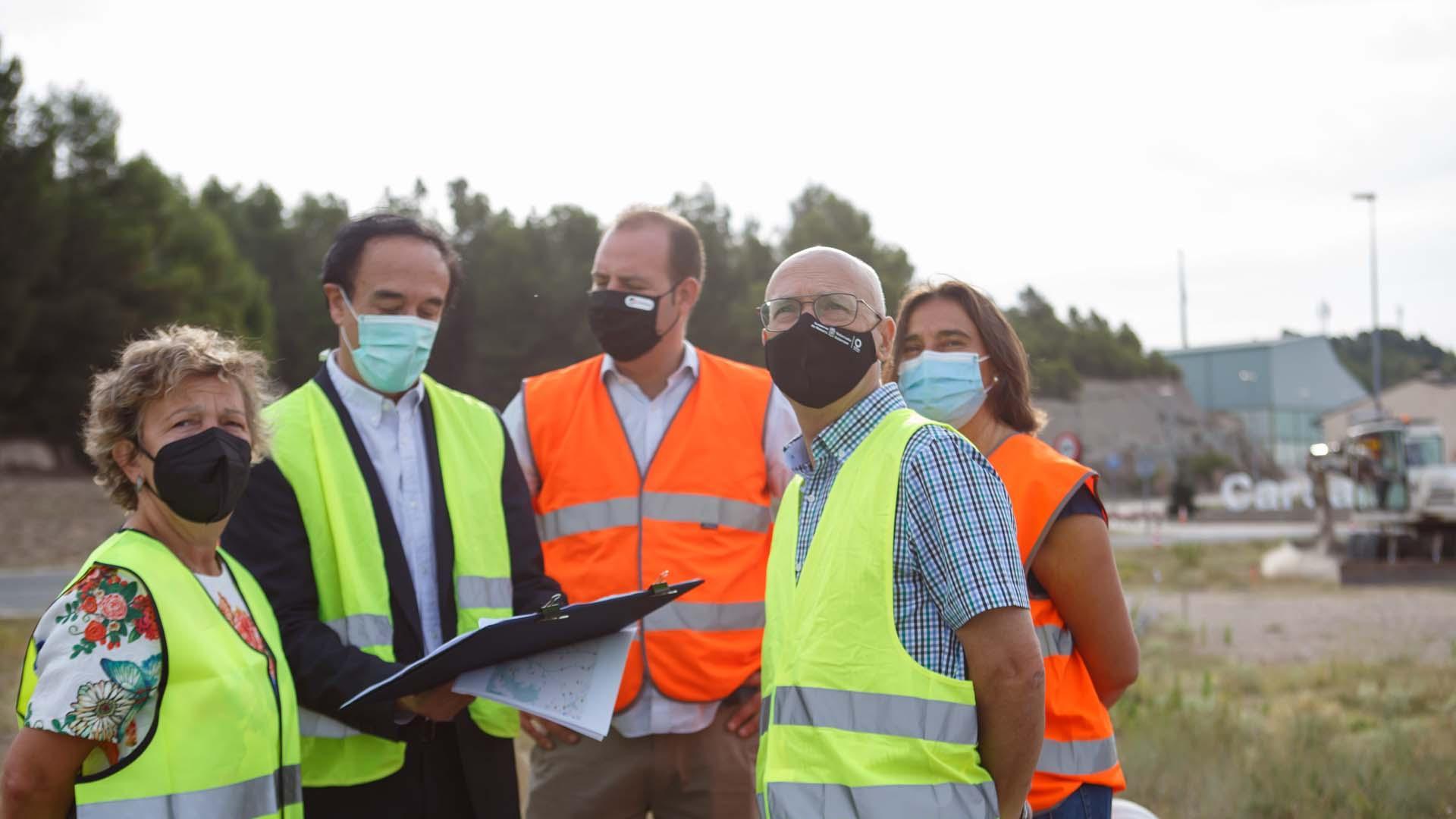 El consejero Bernardo Ciriza, junto a la alcaldesa Cárcar, Teresa Insausti; el director del servicio de Nuevas Infraestructuras, Jesús Polo; y representantes de la empresa constructora, Boreste