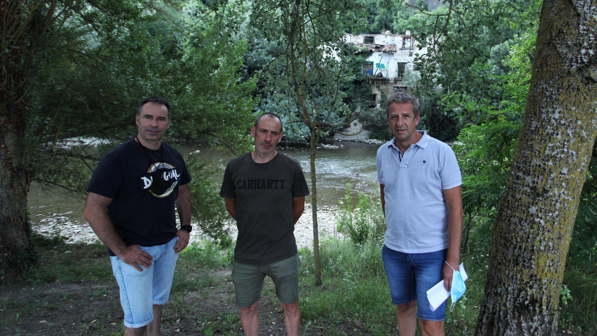 Los tres propietarios de la casa de Curtidores, al otro lado del río. Desde la izquierda, Imanol Retegui Arano, Peio Amatriáin Niño e Ismael Cuadrado Pascualena