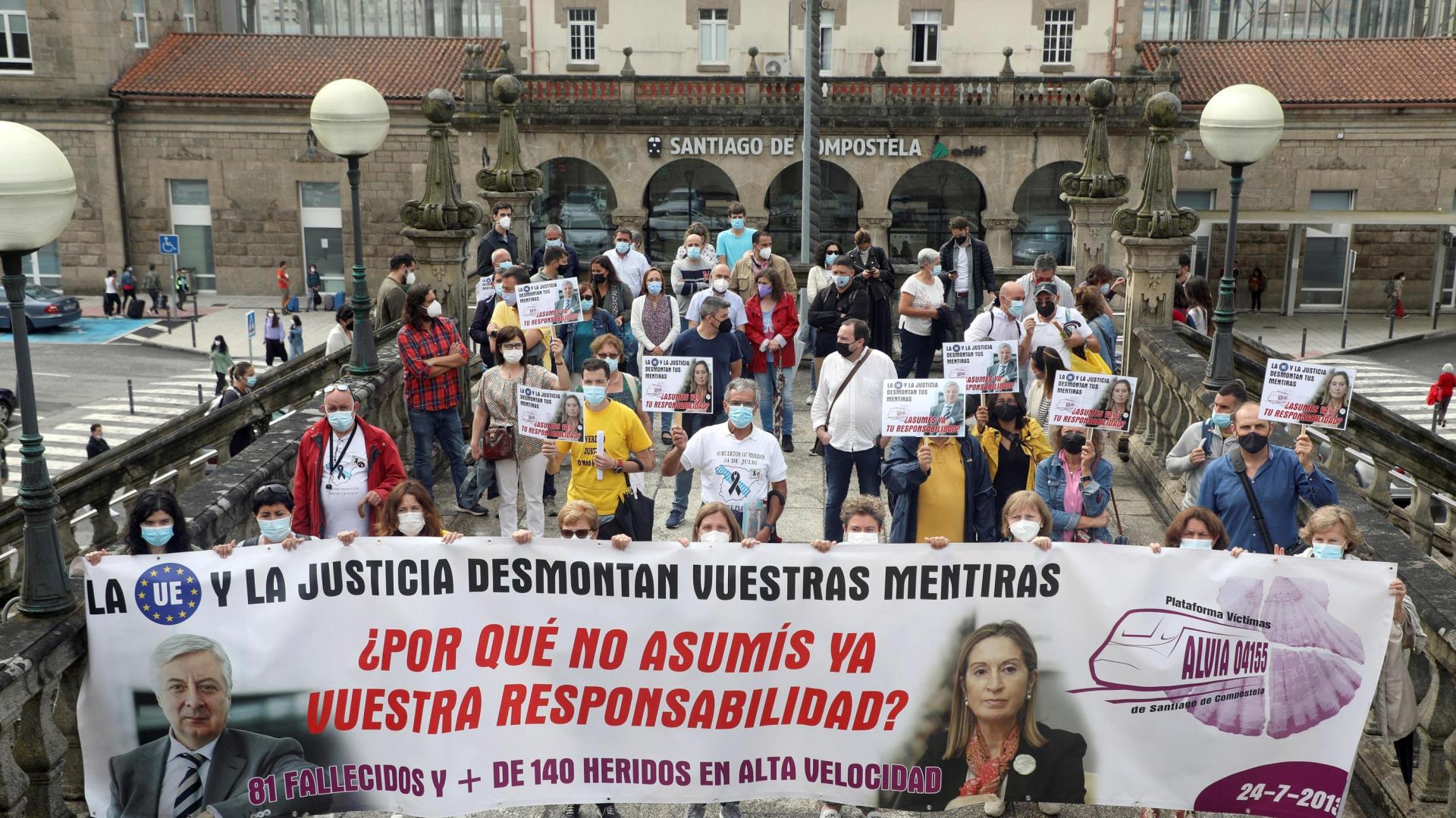 Activistas de la Plataforma de Víctimas Alvia 04155 marchan desde la estación de Santiago de Compostela para recordar a los fallecidos y afectados este sábado en el octavo aniversario del descarrilamiento del tren Alvia que causó 80 fallecidos y 152 heridos.