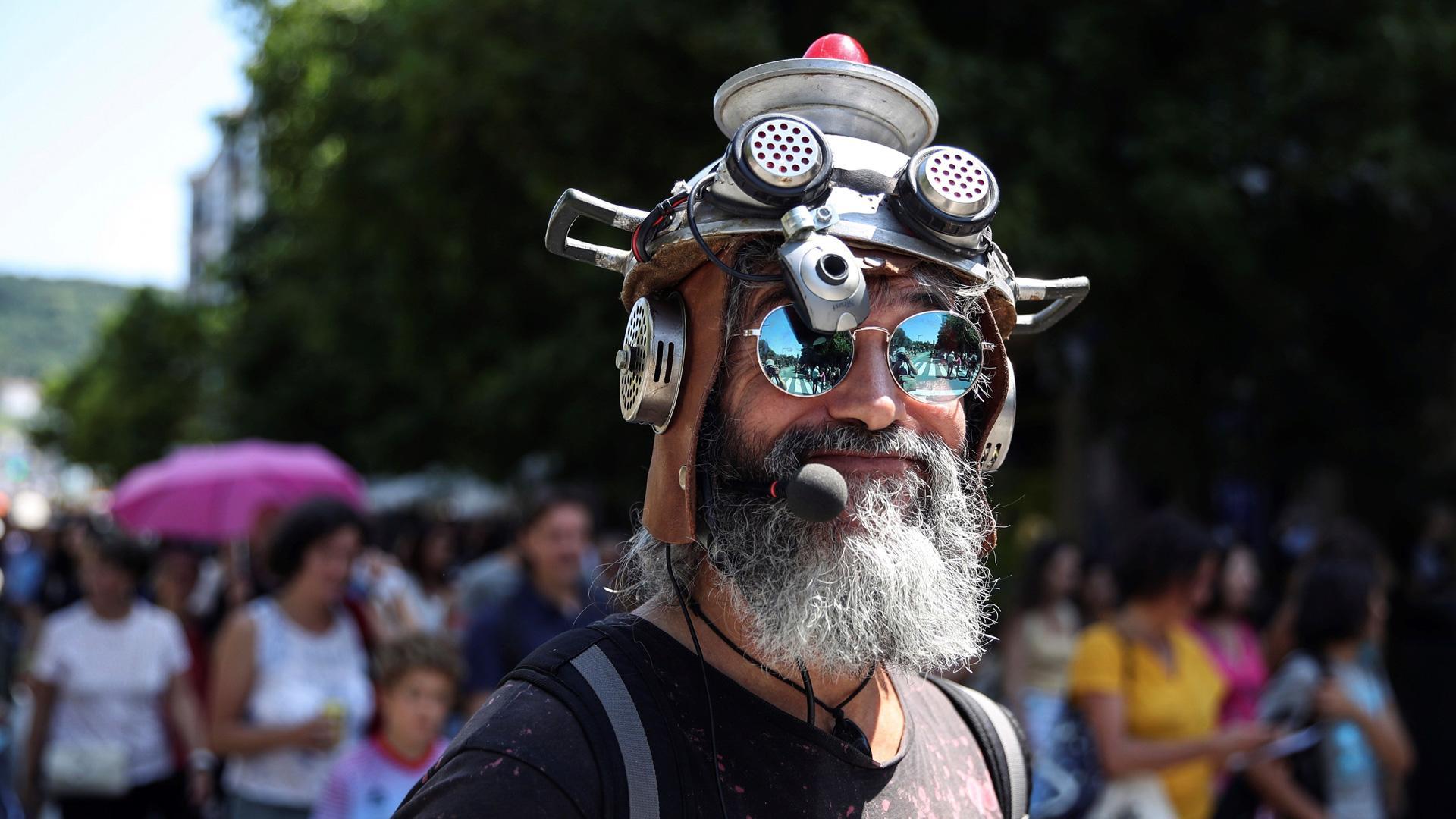 Decenas de negacionistas han participado en una manifestación sin mascarilla en San Sebastián