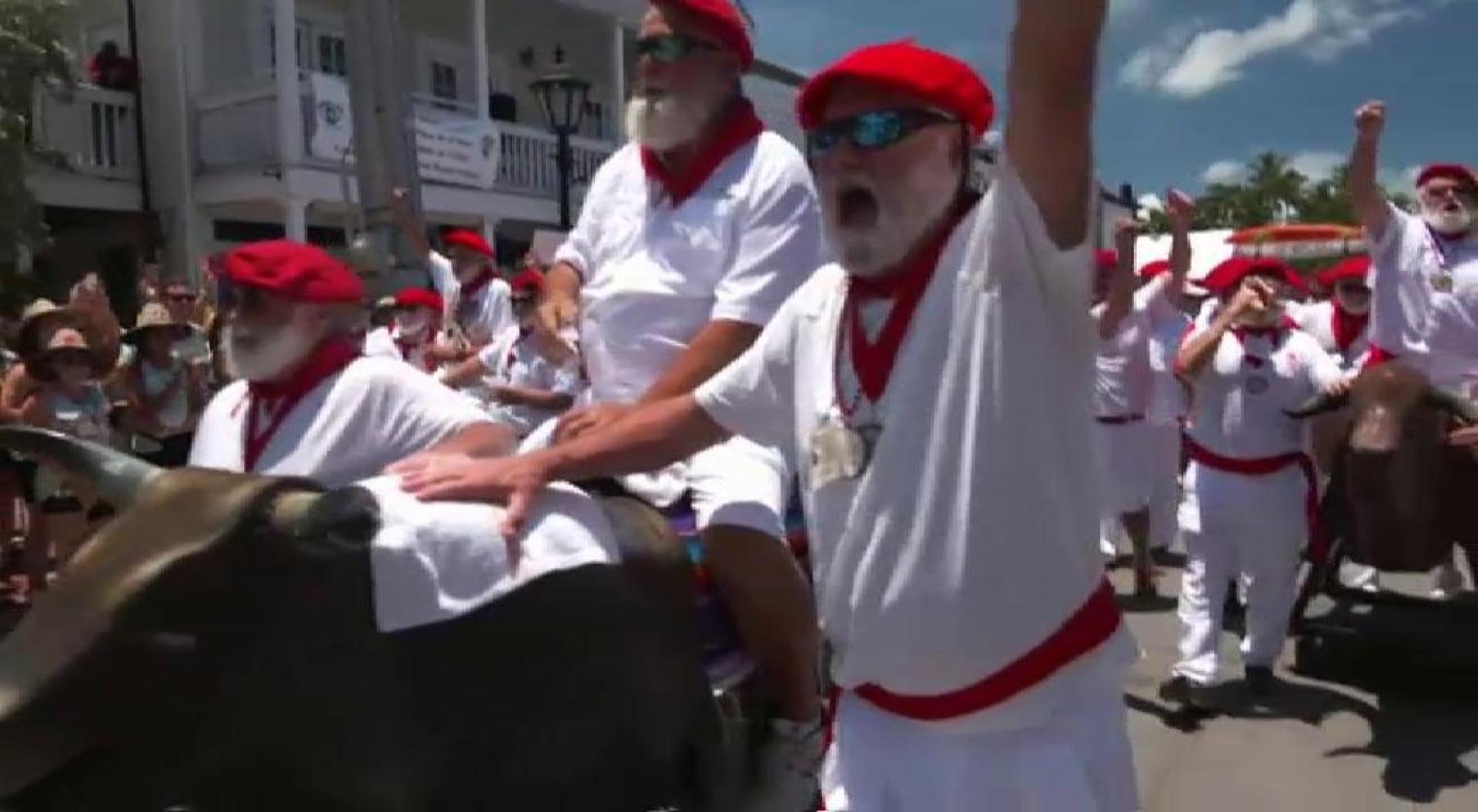 Ciento treinta y siete hombres se visten como el escritor y desfilan con toros y banderas de España