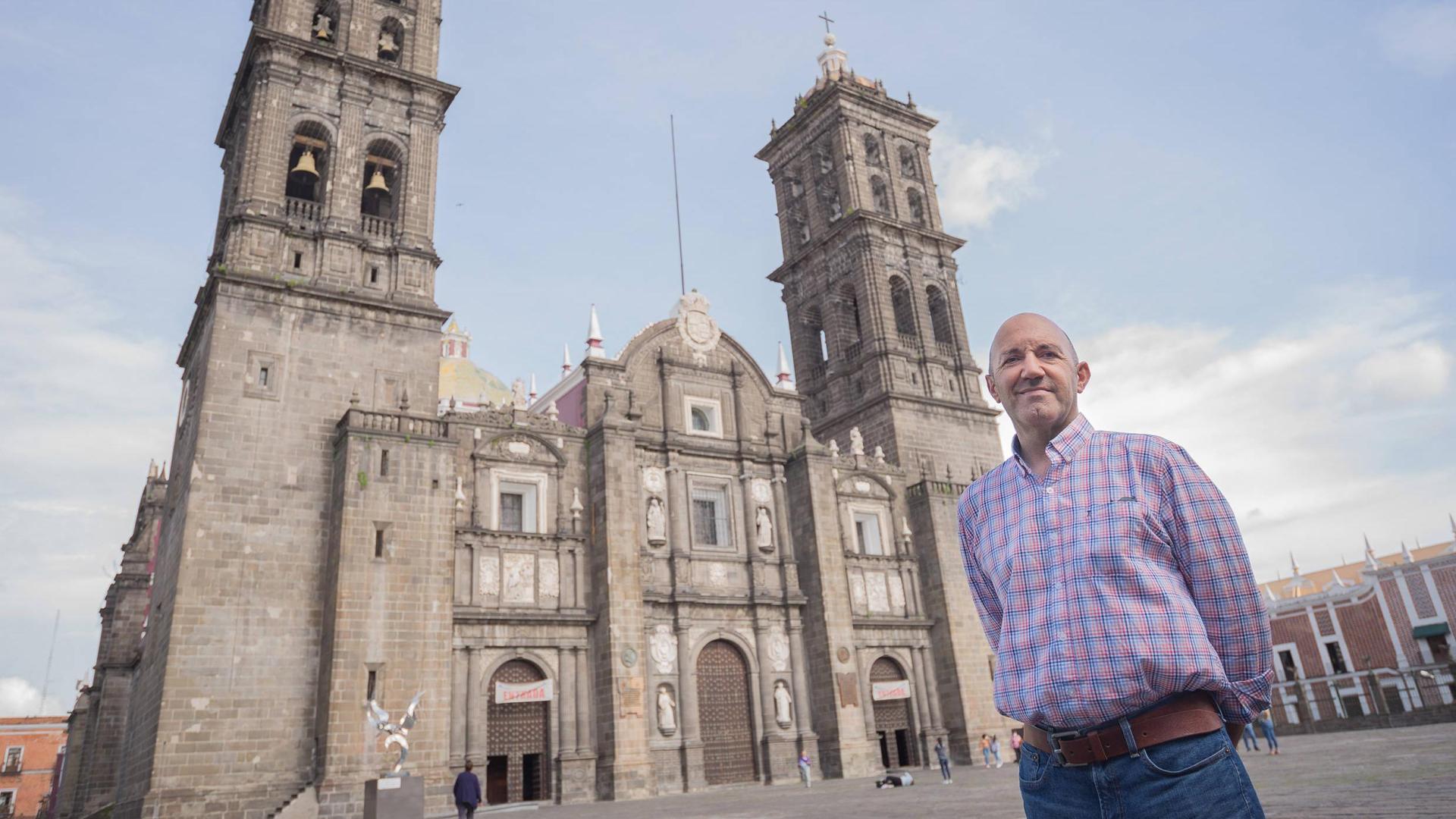 Ricardo Oroz, ante la catedral de Puebla, que alberga un secreto que vincula a la localidad mexicana directamente con Fitero