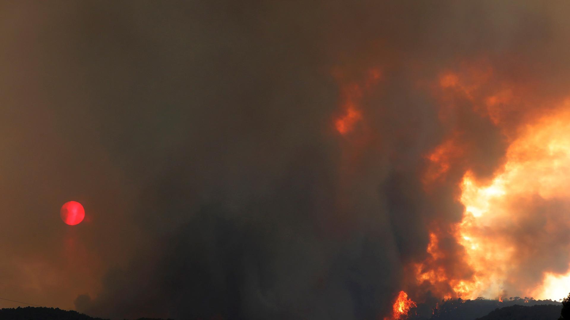 Aspecto del incendio en Santa Coloma de Queralt, con el humo tapando el sol
