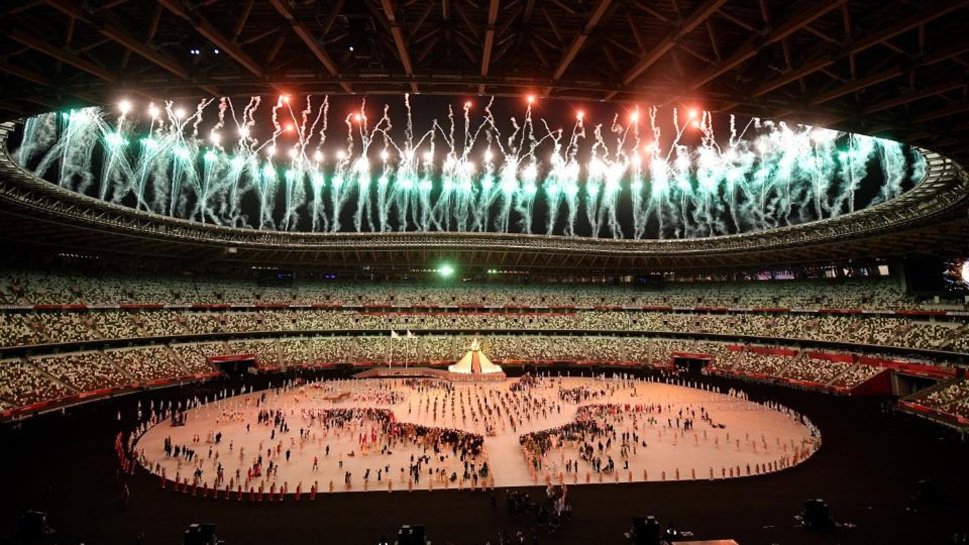 Fuegos artificiales en el Estadio Olímpico de Tokio, durante la ceremonia inaugural
