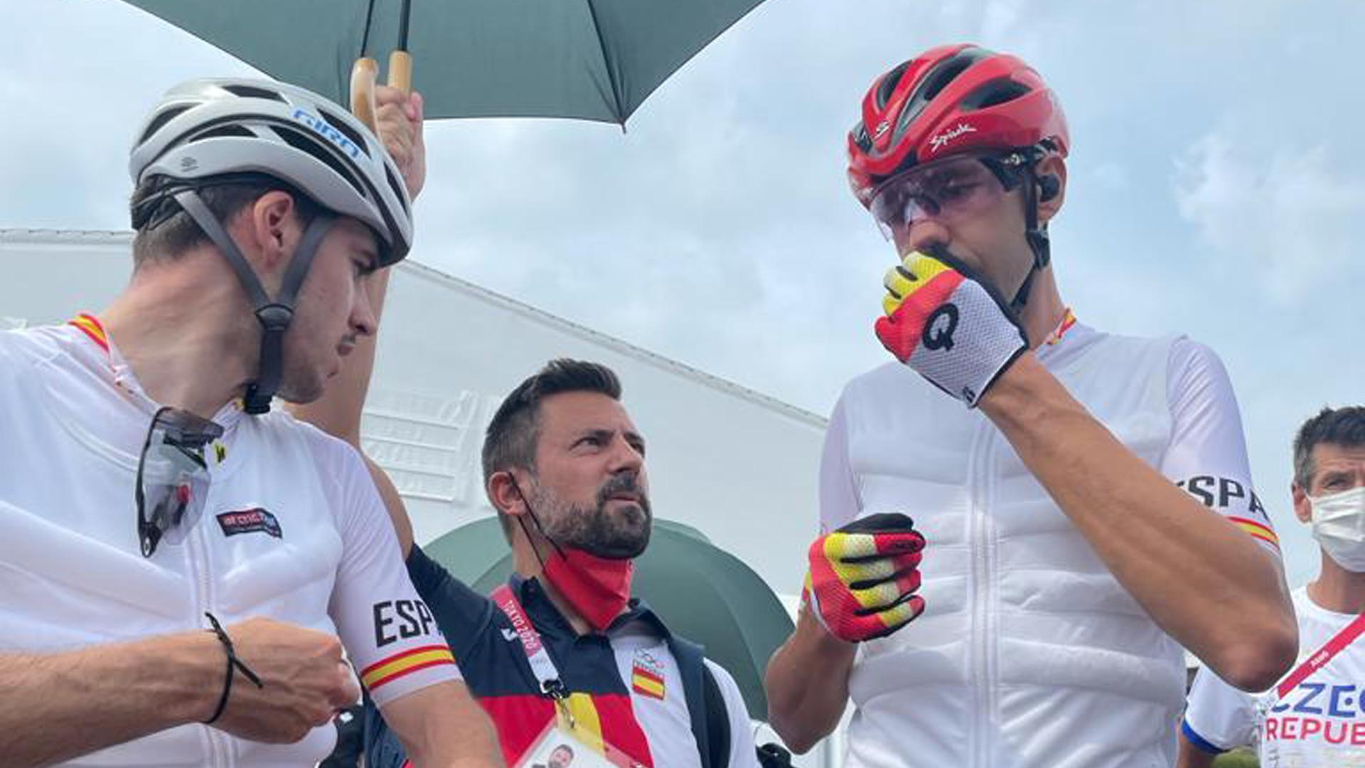 Mikel Zabala, junto con Valero y Cullell en la salida de la prueba.