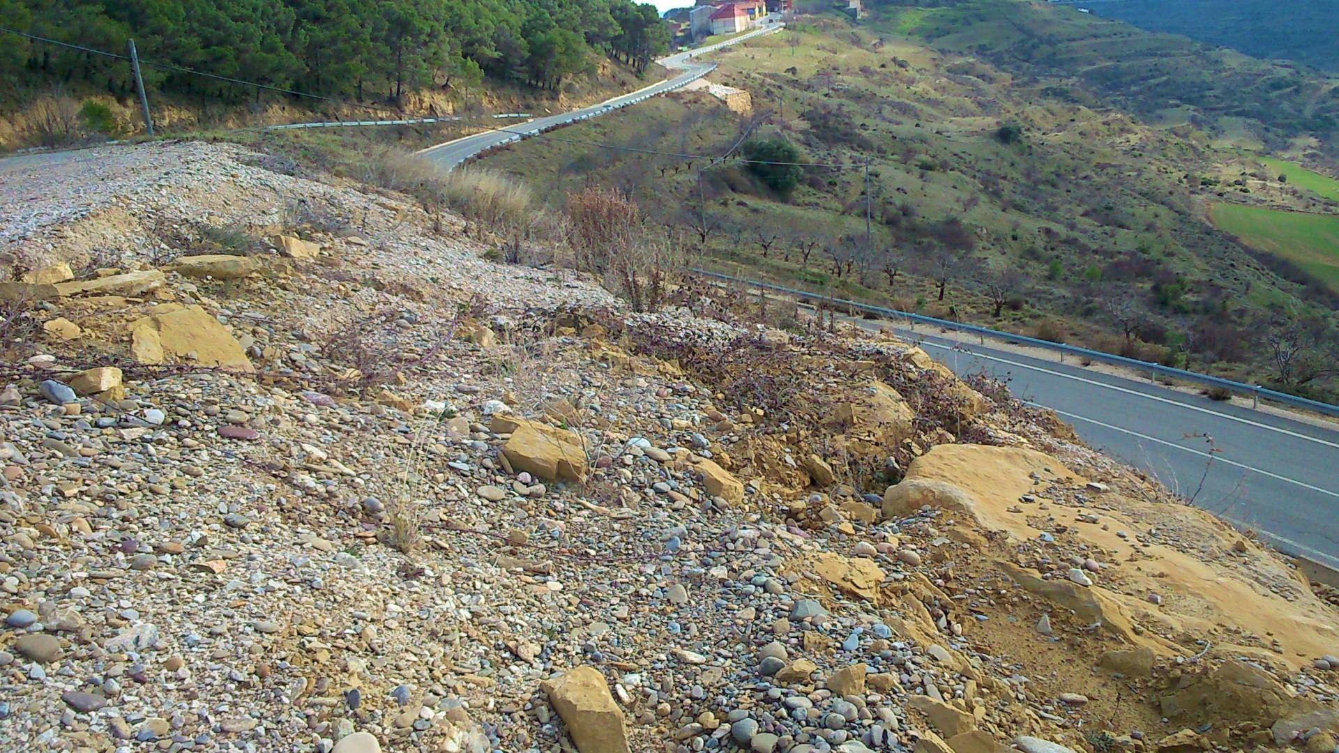 Ladera sobre la carretera NA-5310 que se estabilizará en Ujué