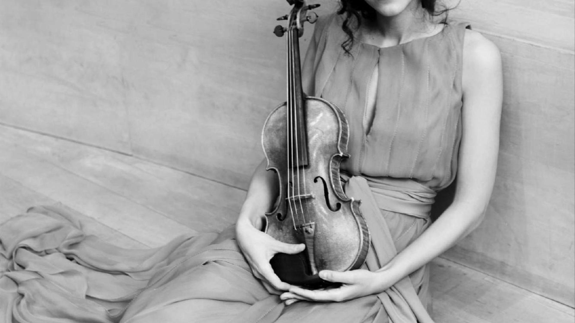 Ana María Valderrama, posando con un violín XX