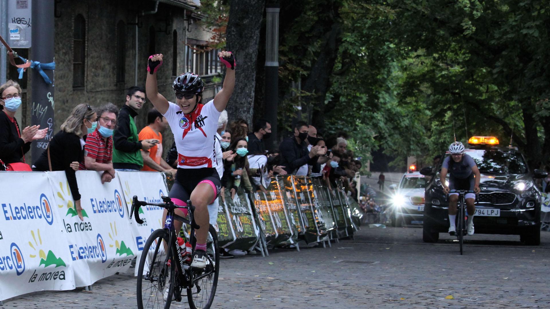 La ciclista del Ermitagaña Lacturale Laia Puigdefábregas se impuso en la meta del Redín a Ainara Albert. Se hizo con la etapa y el liderato