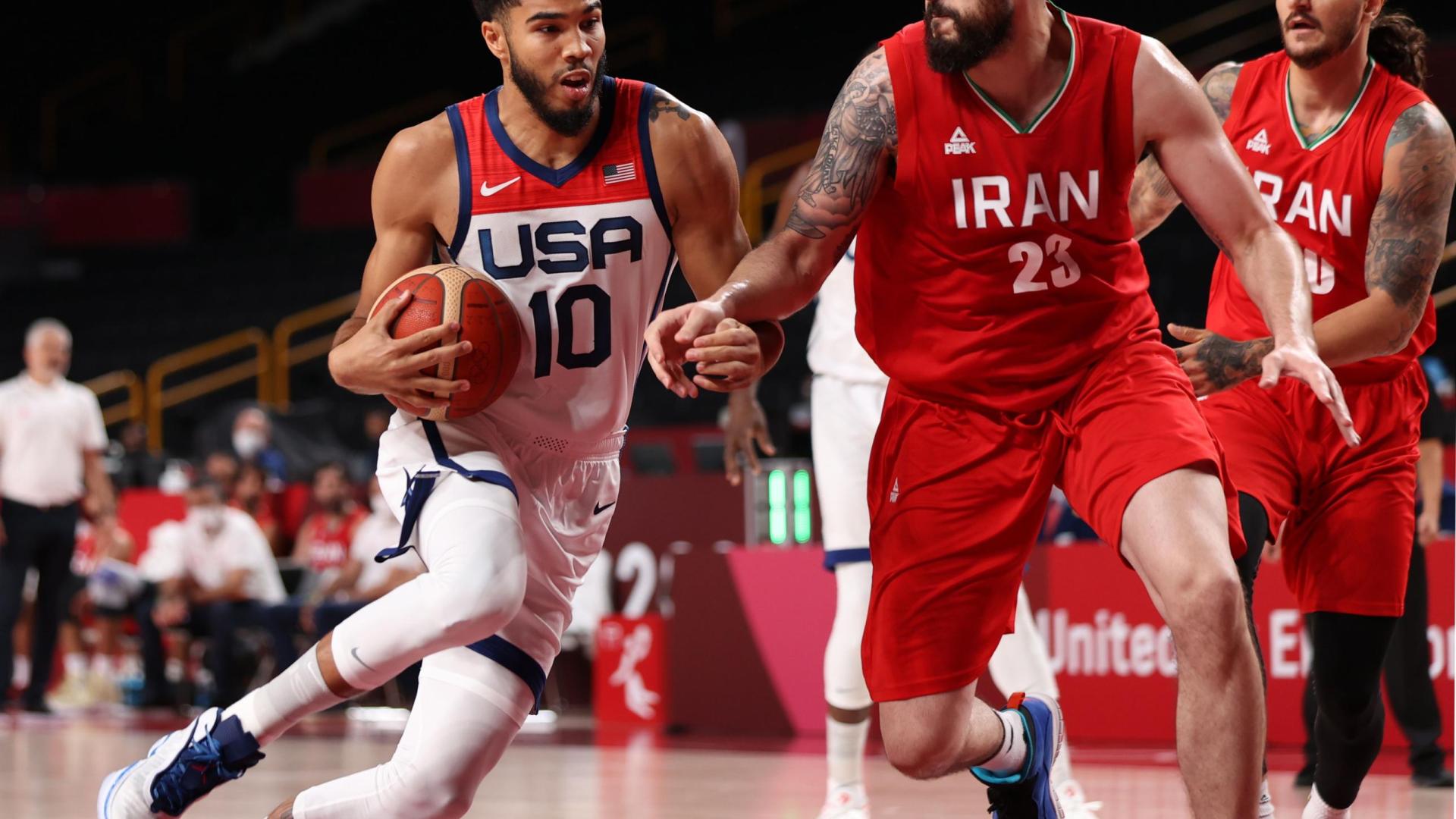 Jayson Tatum, en acción ante Aaron Geramipoor y Michael Rostampour