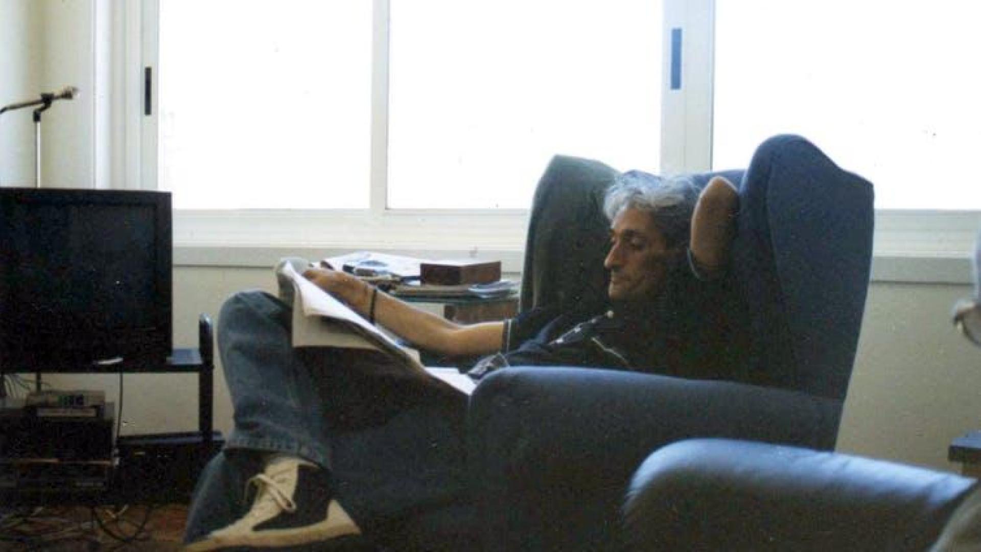 Lois Pereiro leyendo en su casa de A Coruña