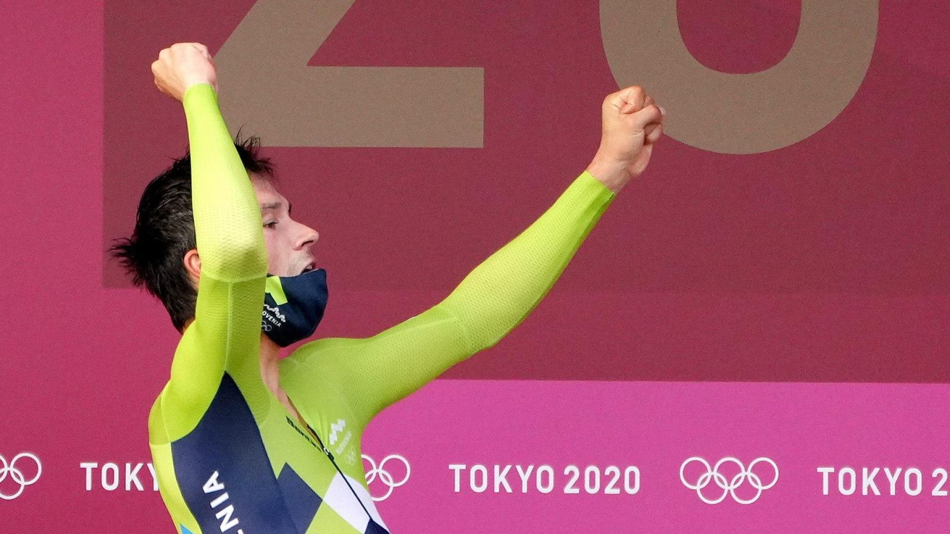 Primoz Roglic celebra su medalla de oro