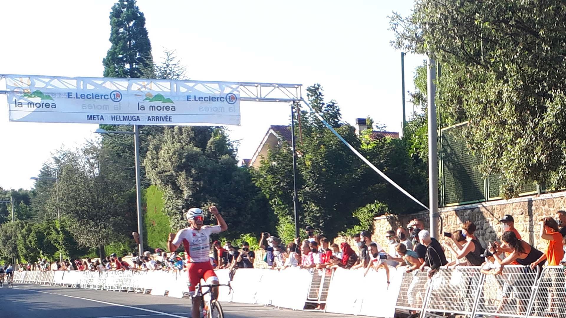El catalán Marc Rubirola celebra el triunfo en la primera etapa de la Vuelta a Pamplona