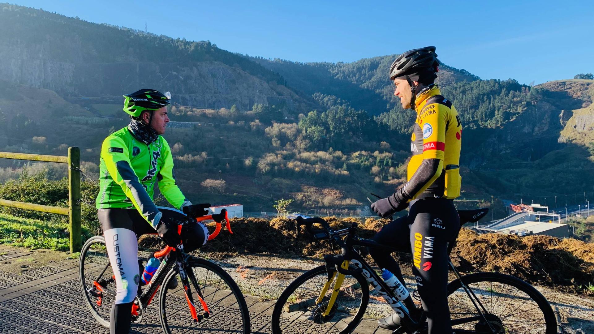 El navarro Jon Iriberri, a la izquierda, junto con Tom Dumoulin en Bilbao el pasado invierno.