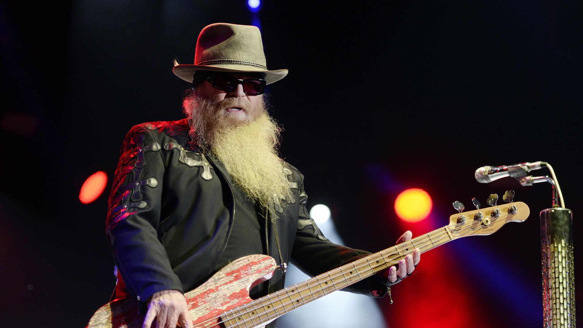 Dusty Hill, durante una actuación