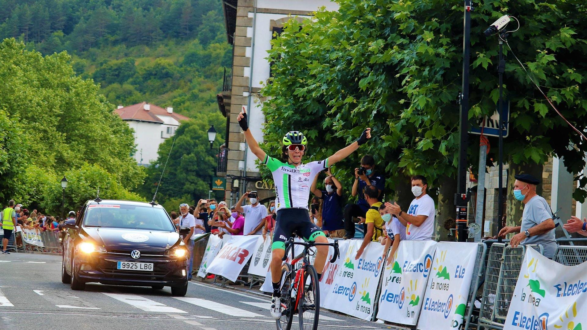 El ciclista del Finques Feliu, Ignasi Lambea, levanta los brazos tras proclamarse vencedor en Ochagavía de la segunda etapa