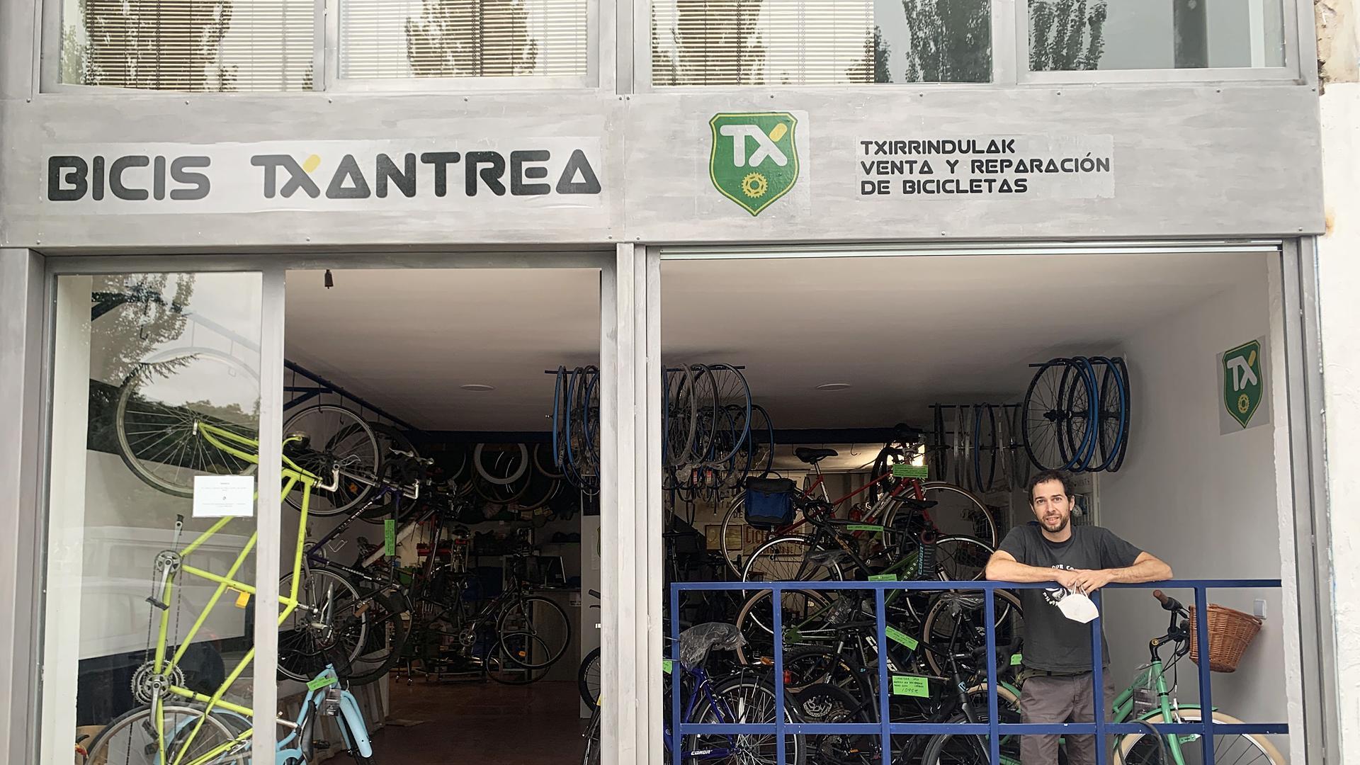 Javier Eguaras inauguró el 27 de julio Bicis Txantrea en la calle Mendigorría.