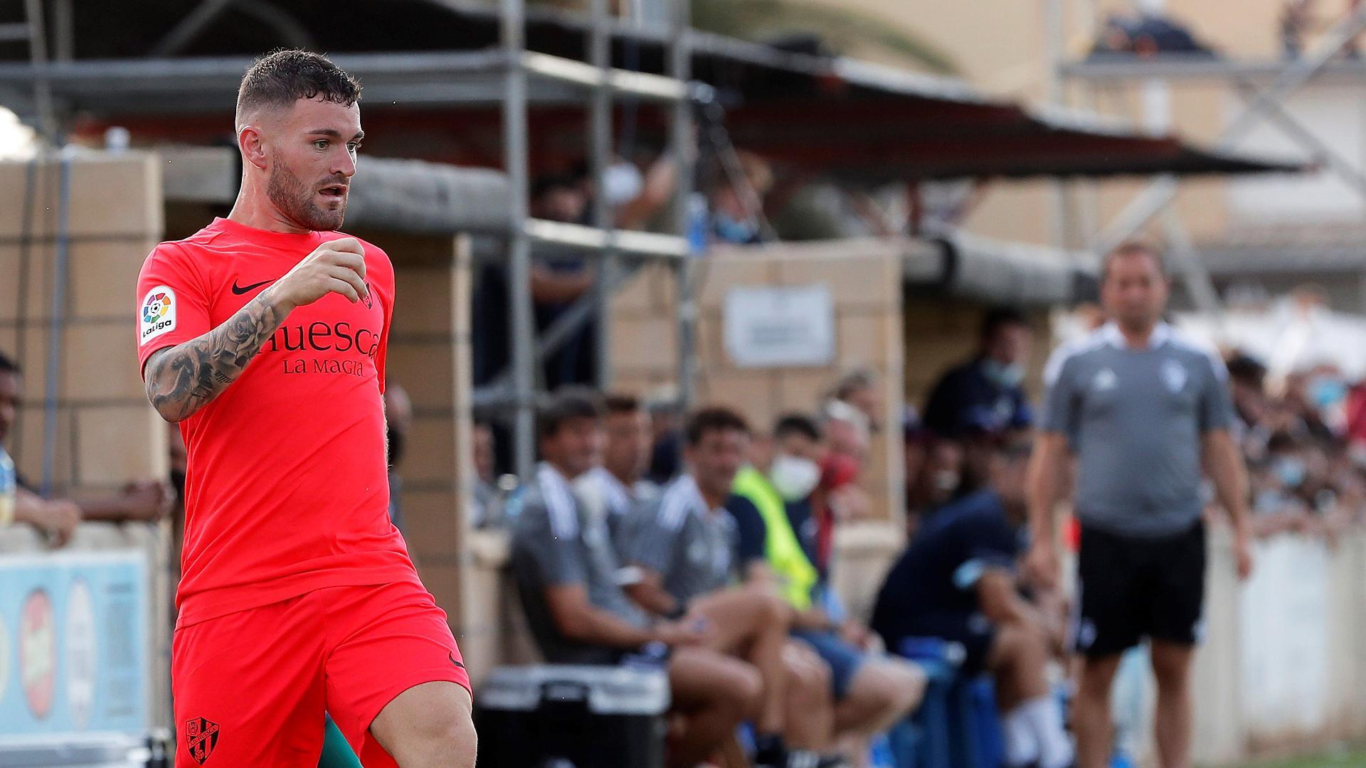 Javi Galán controla un balón con la camiseta del Huesca en el amistoso contra Osasuna disputado en Ribaforada