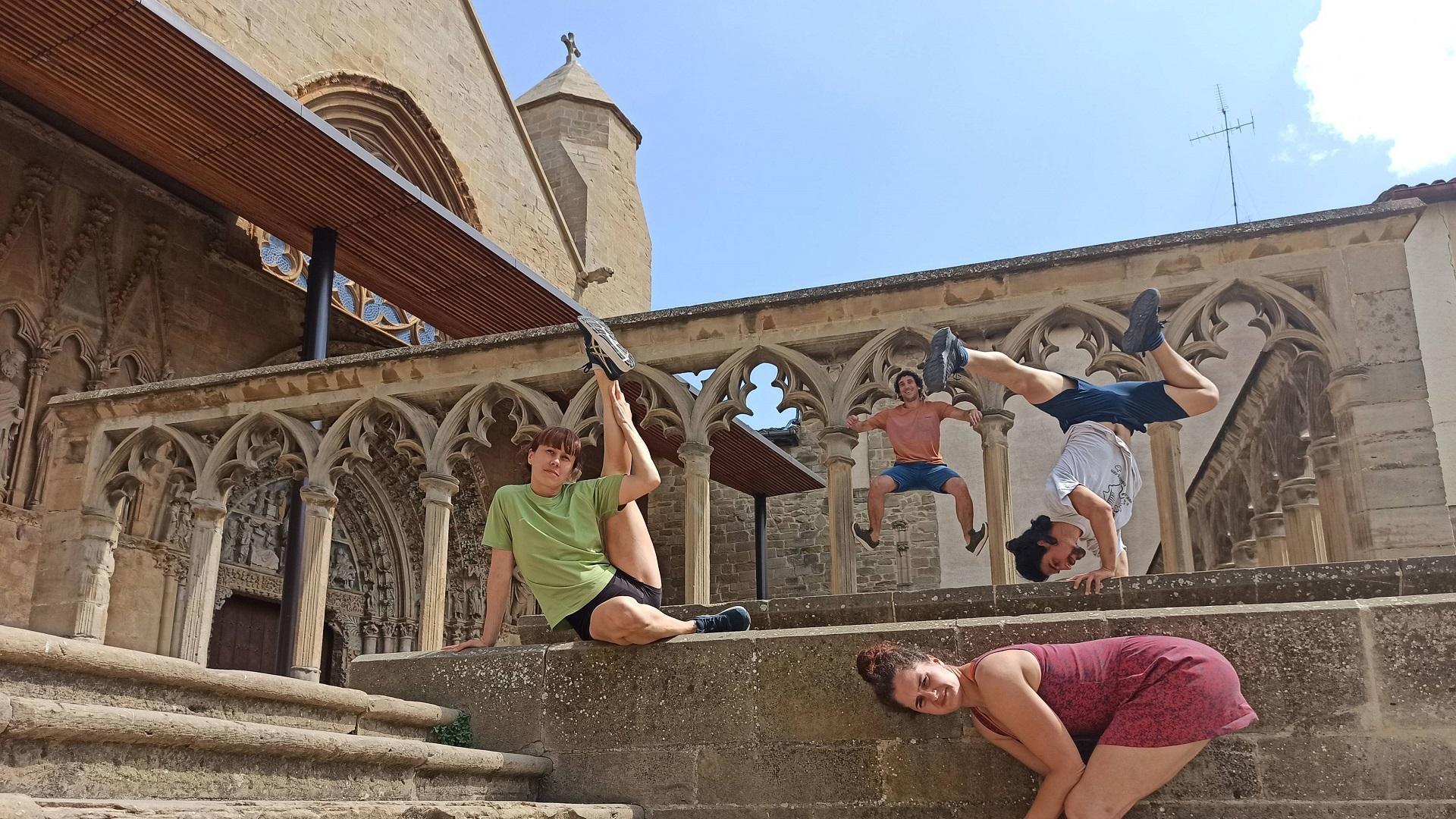Los cuatro artistas posan en el pórtico de Santa María, donde hoy presentan el proyecto. Delante, a la derecha, Garazi Pascual. Sobre el muro, Izaskun Lasarte y Martín López. Al fondo, Nano Napal
