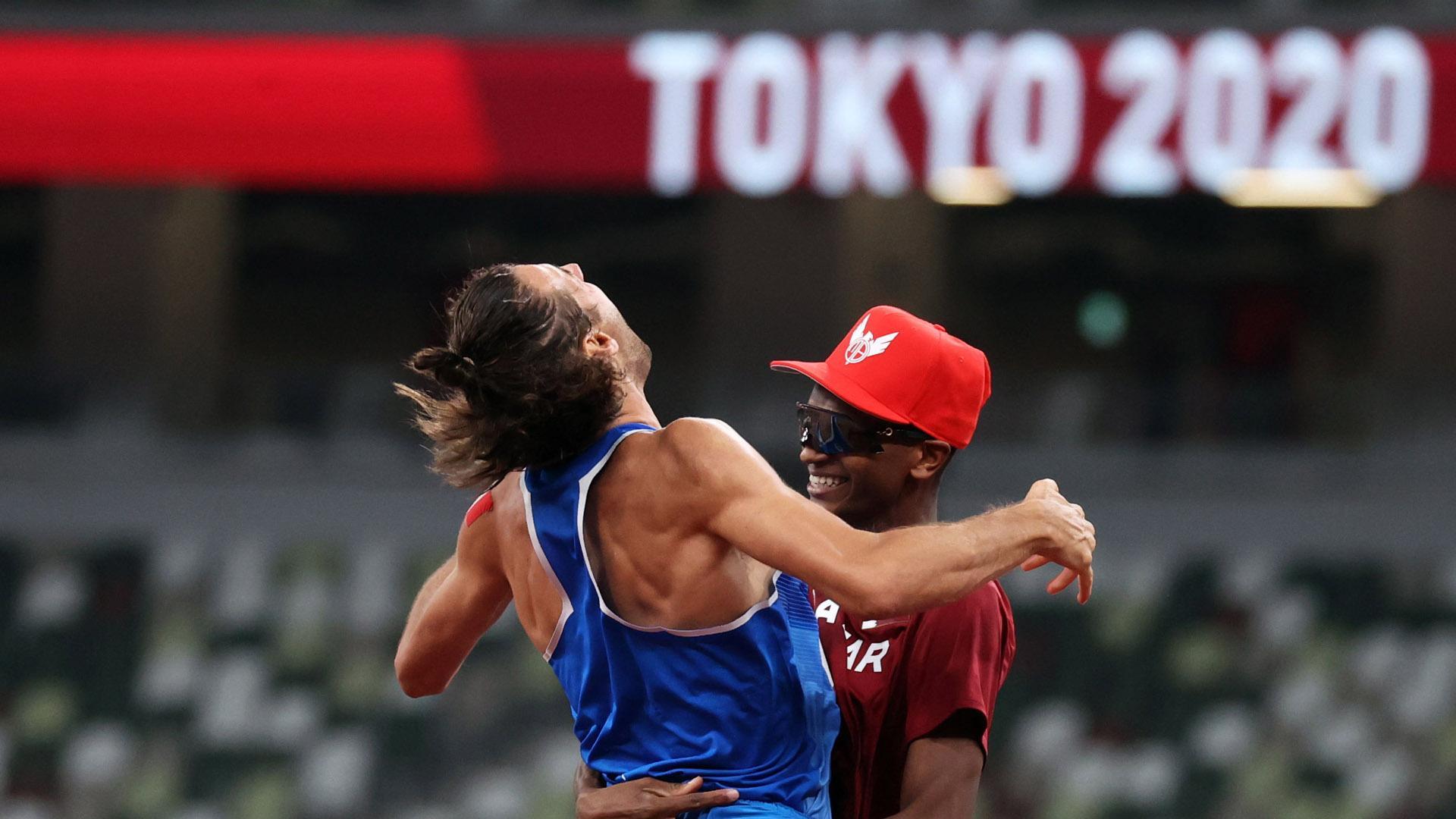 El italiano Gianmarco Tamberi y el catarí Essa Mutaz Barshim celebran su oro compartido en altura