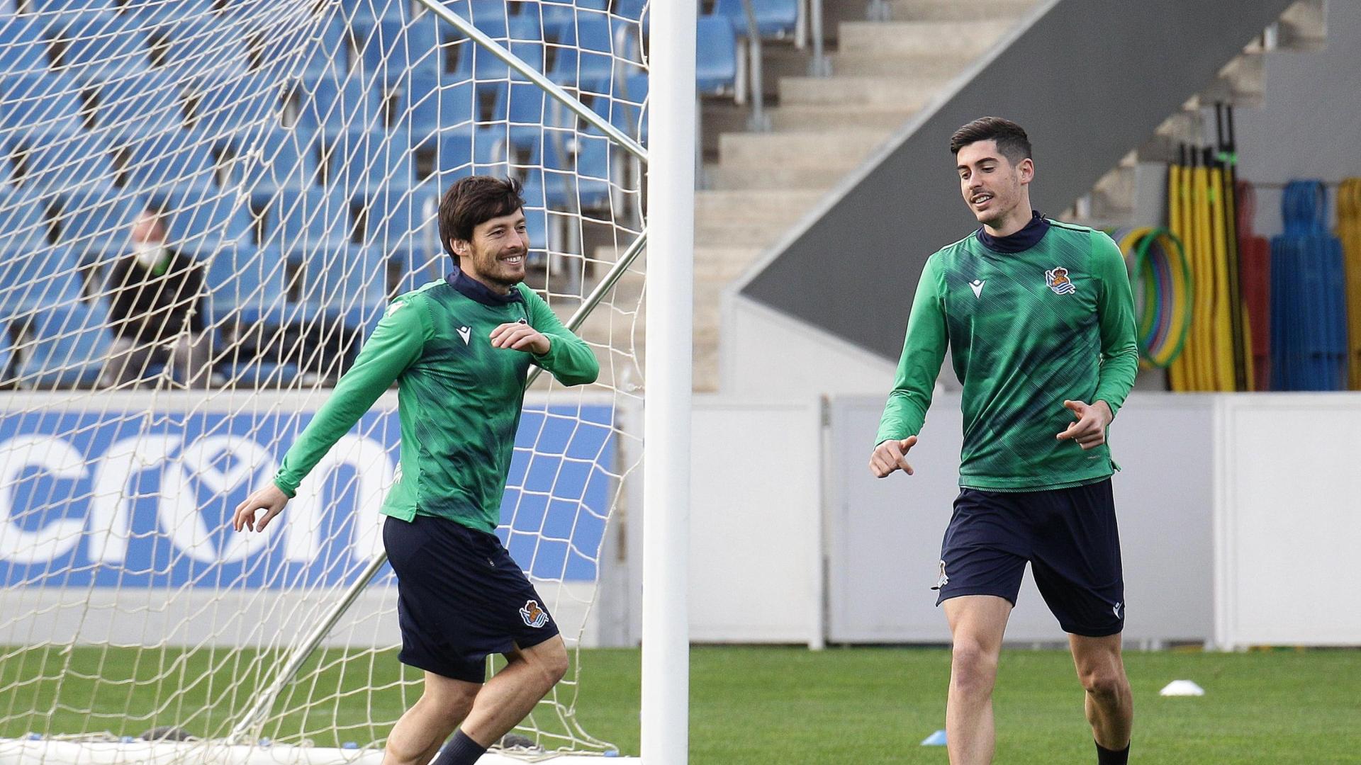 Carlos Fernandez, a la derecha, en un calentamiento junto a David Silva