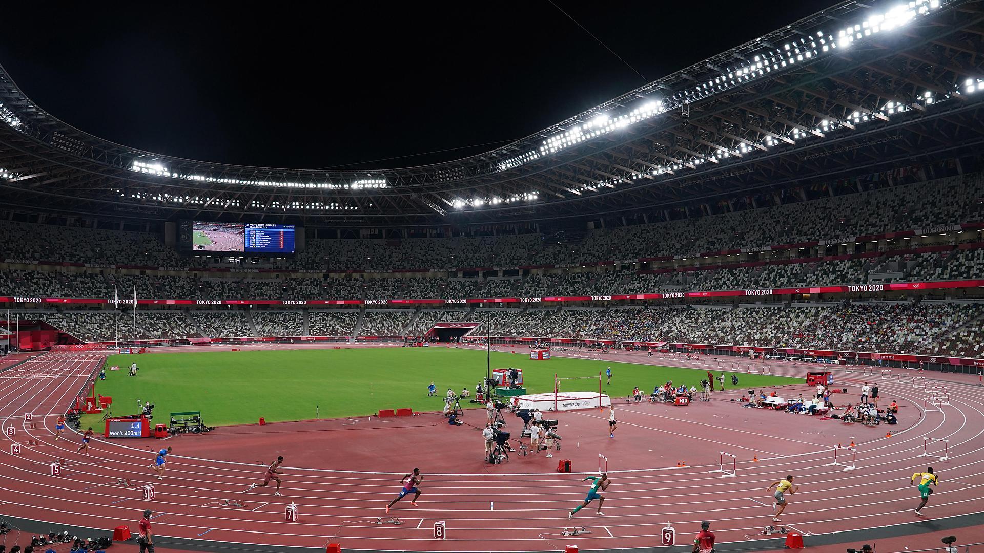 Los atletas de una serie de 800 metros toman la salida en el Estadio Olímpico de Tokio