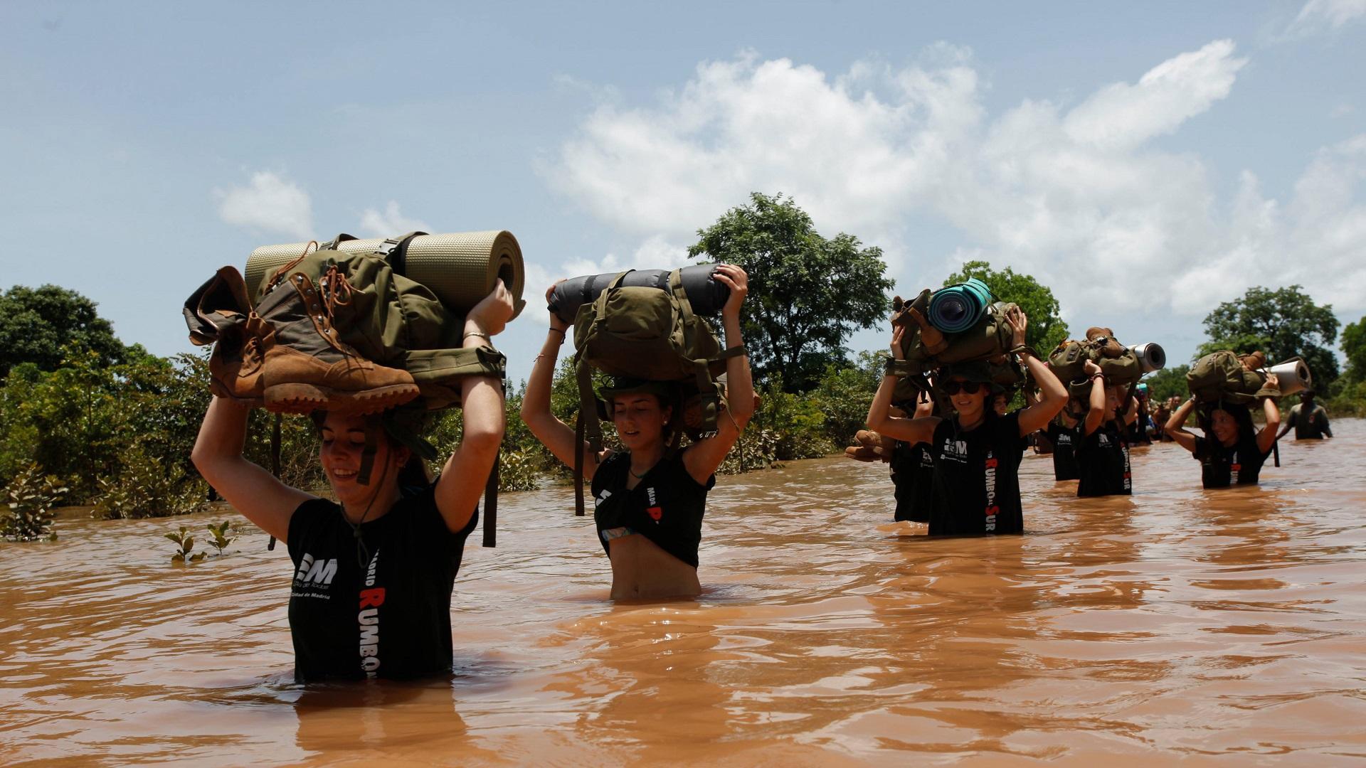 Los jóvenes expedicionarios atraviesan un río en África, en una de las últimas ediciones de España Rumbo al Sur