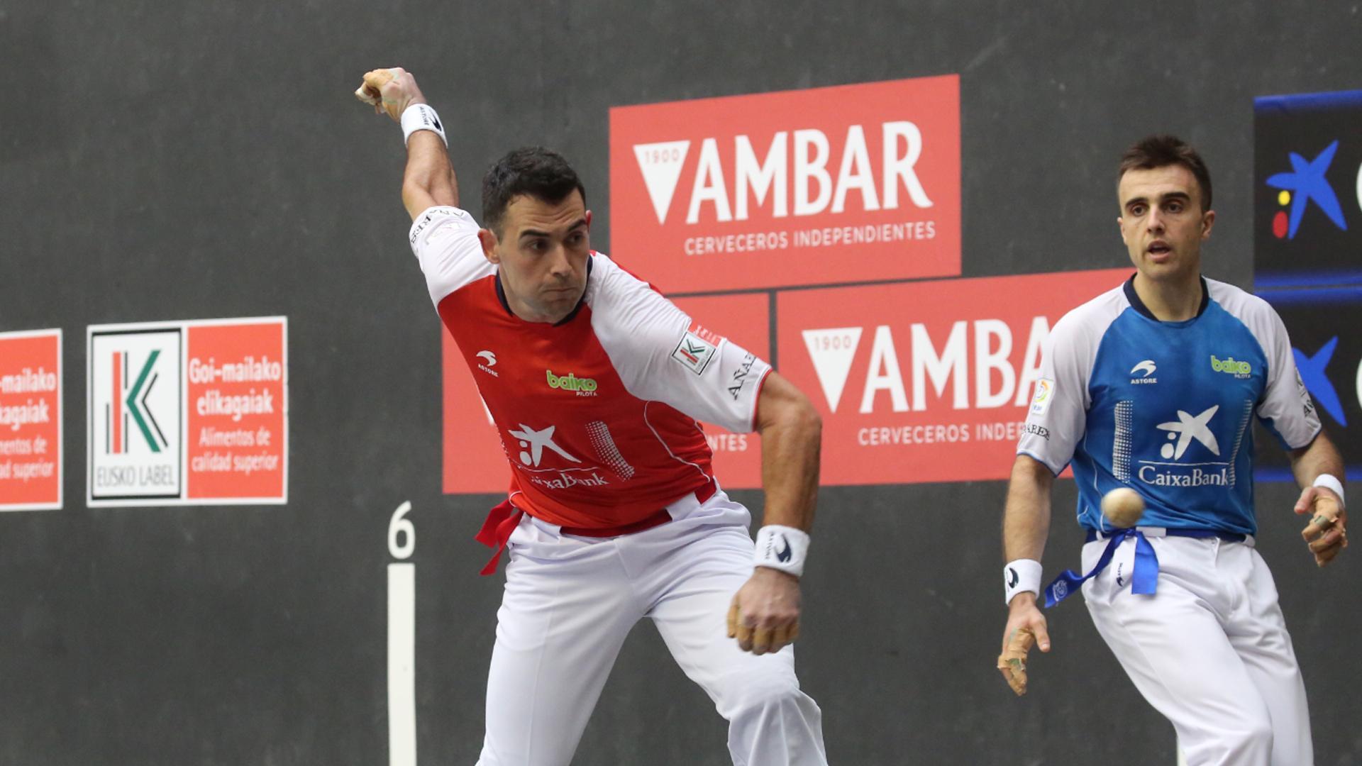 Erik Jaka golpea a una pelota en presencia de Peña II ayer por la tarde en Oñate.