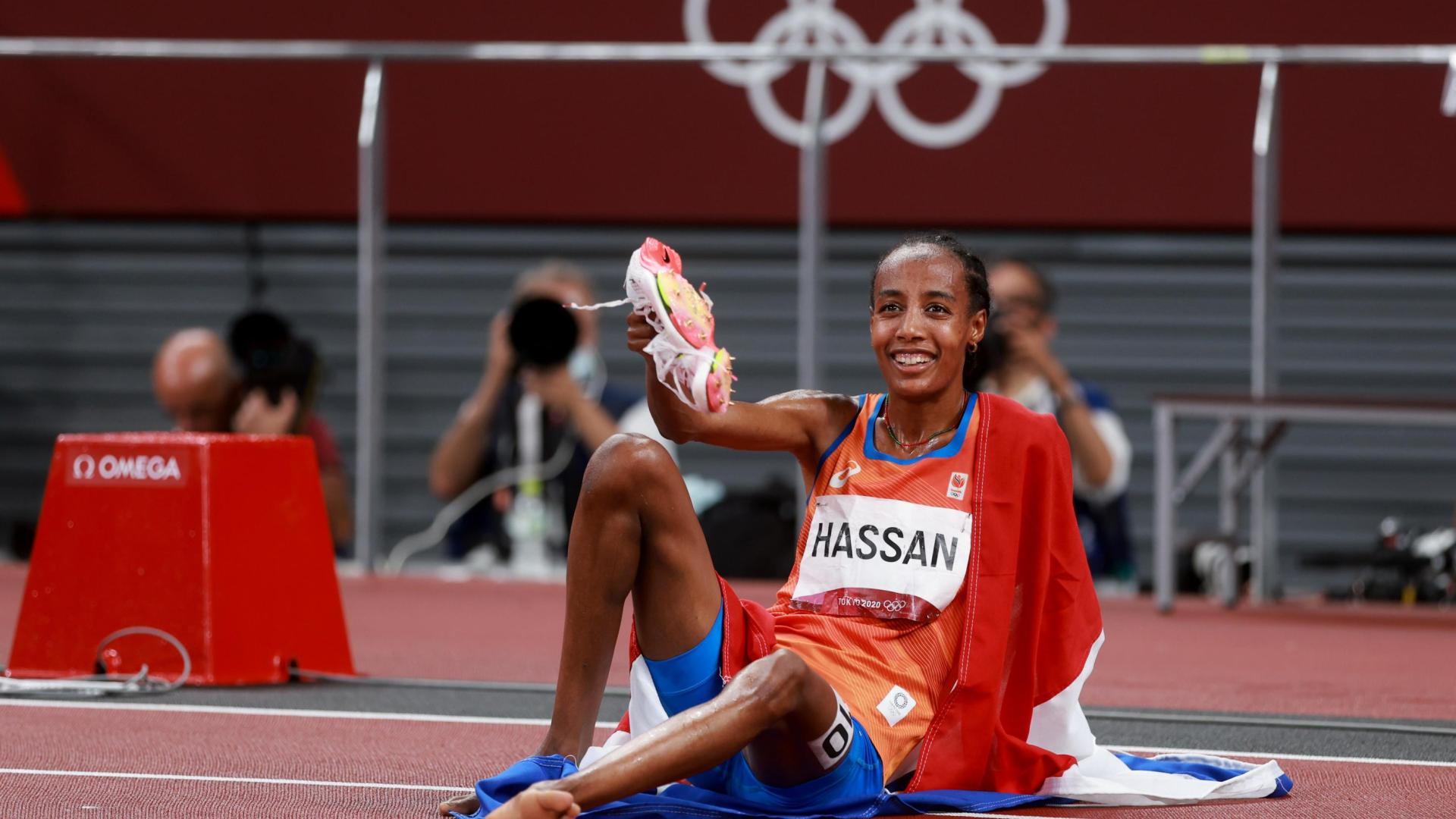 La holandesa Sifan Hassan of the Netherlands celebra con la bandera de su país el oro en 5.000