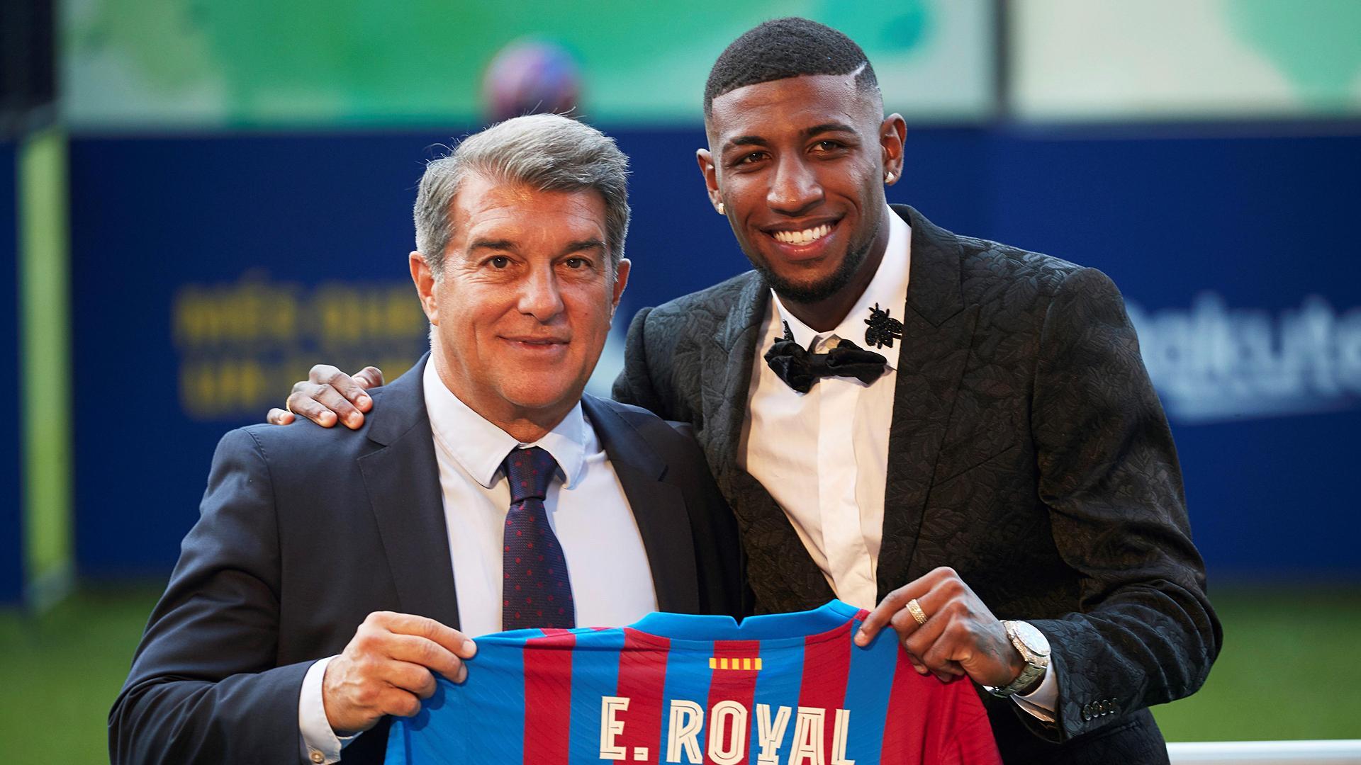 El presidente del FC Barcelona, Joan Laporta, junto a Emerson Royal durante la presentación del futbolista