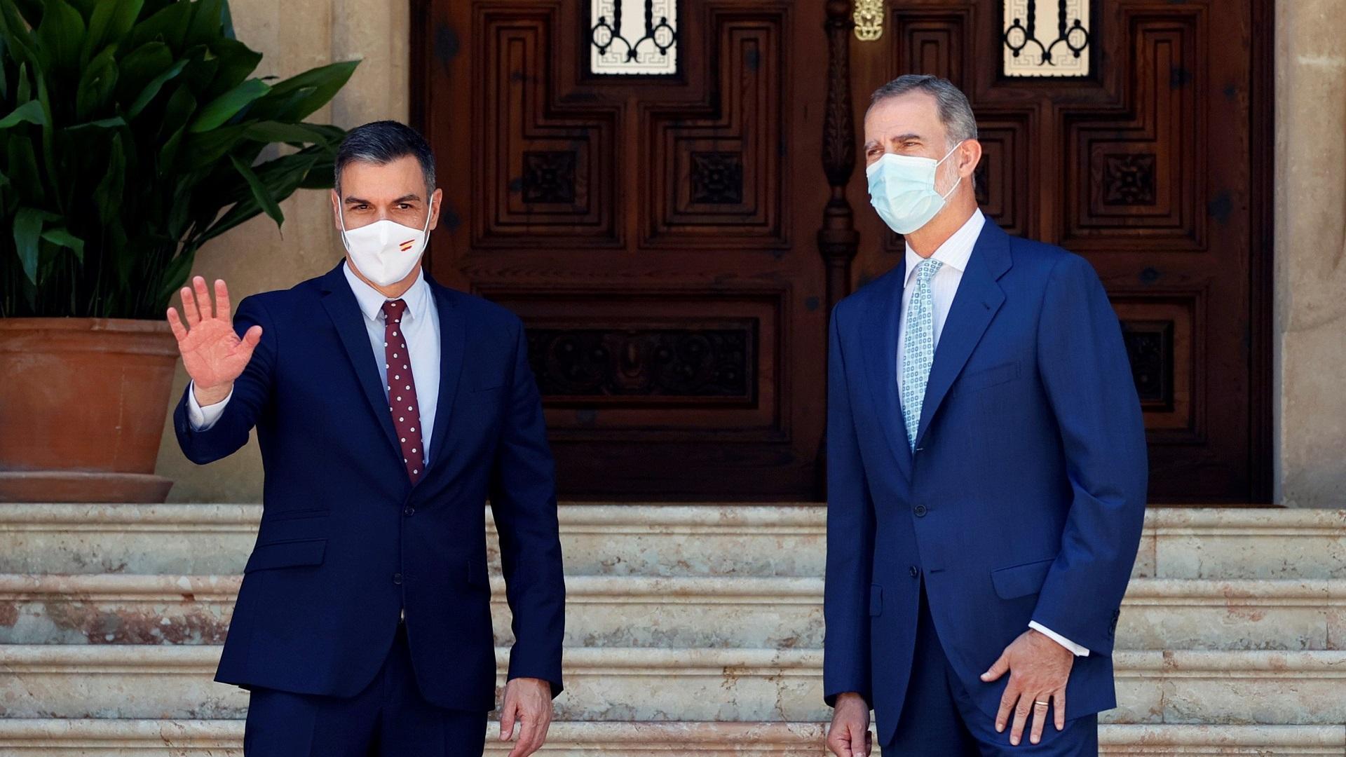 El rey Felipe VI recibe al presidente del Gobierno, Pedro Sánchez (i), antes de mantener el tradicional despacho de verano en el Palacio de Marivent, en Palma de Mallorca