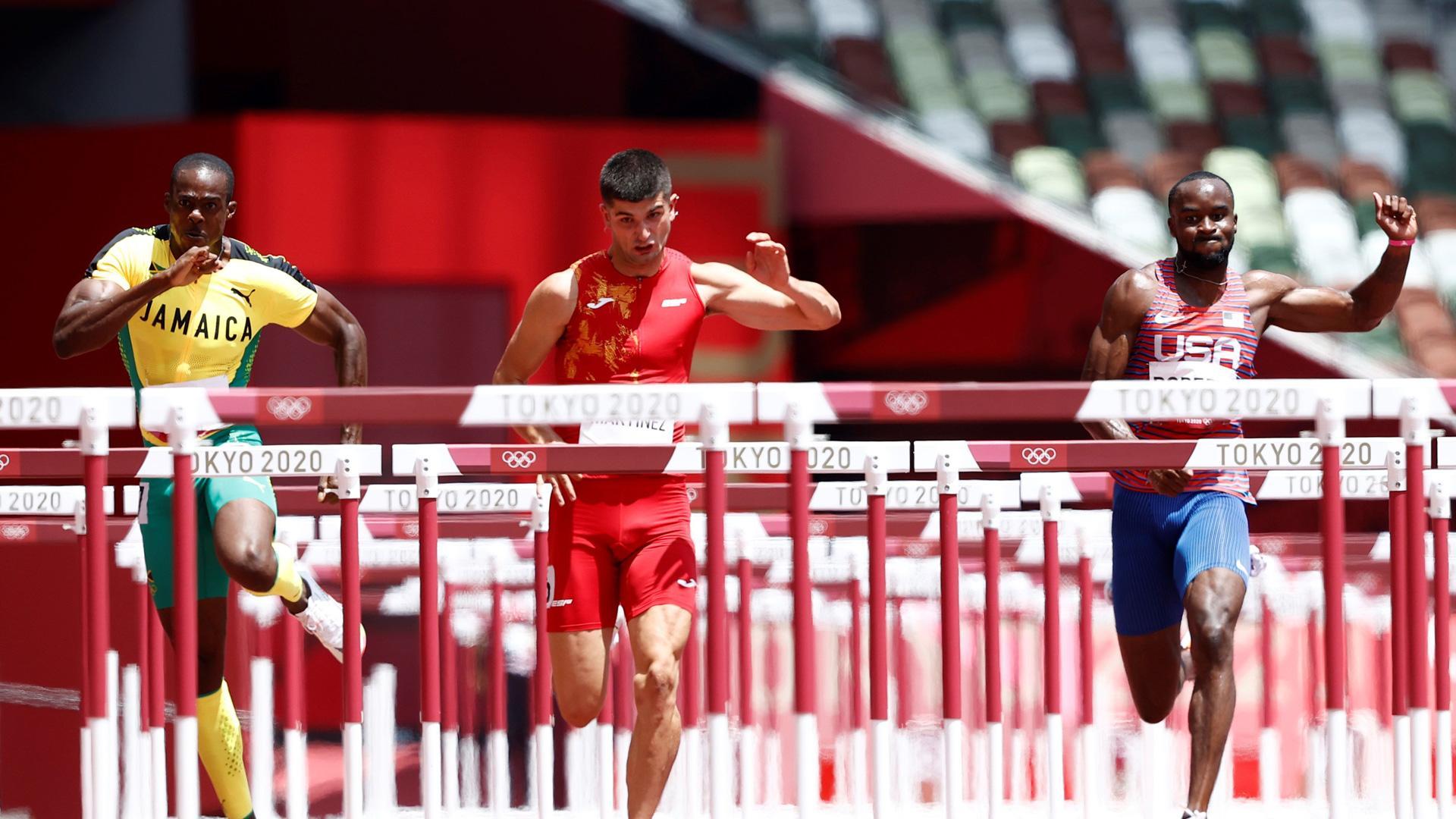 Asier Martínez durante la carrera de las semifinales de 110 m vallas masculino de los Juegos Olímpicos de Tokio