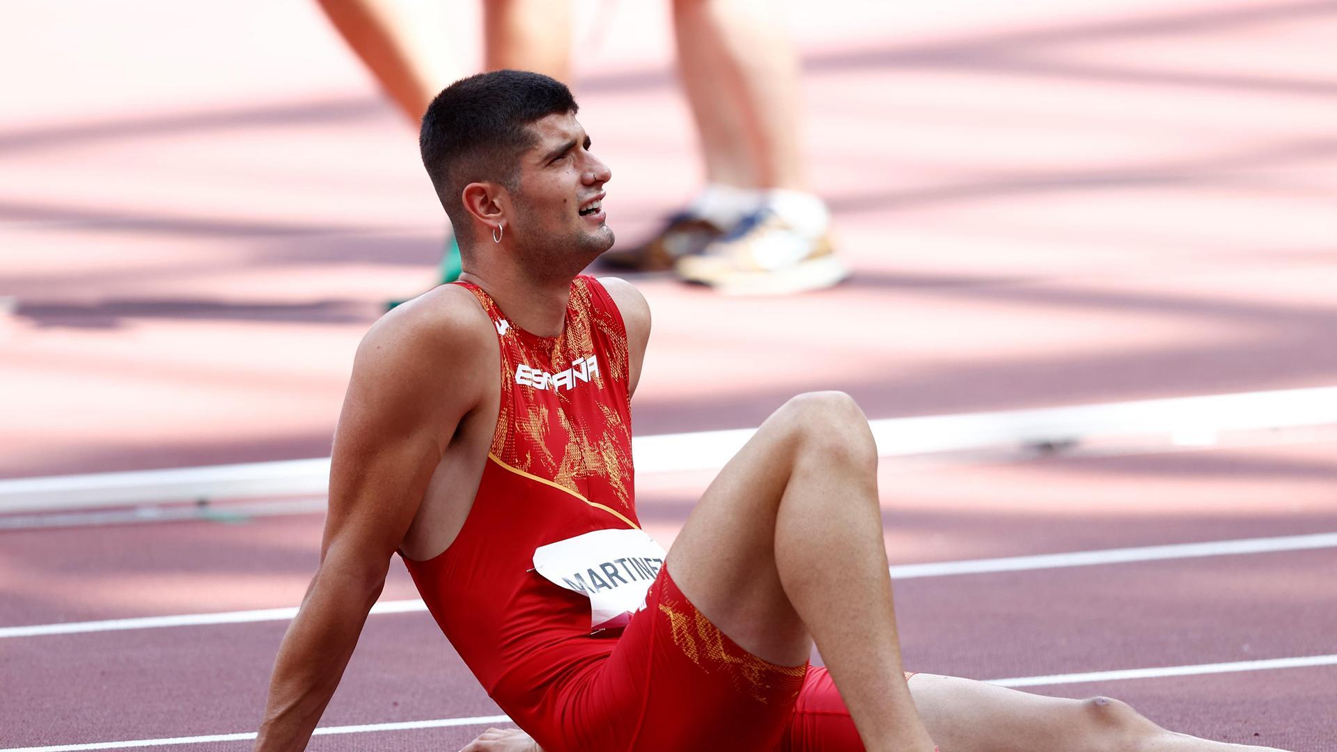 Asier Martínez se recupera sentado en la pista tras correr la final olímpica de los 110 m vallas