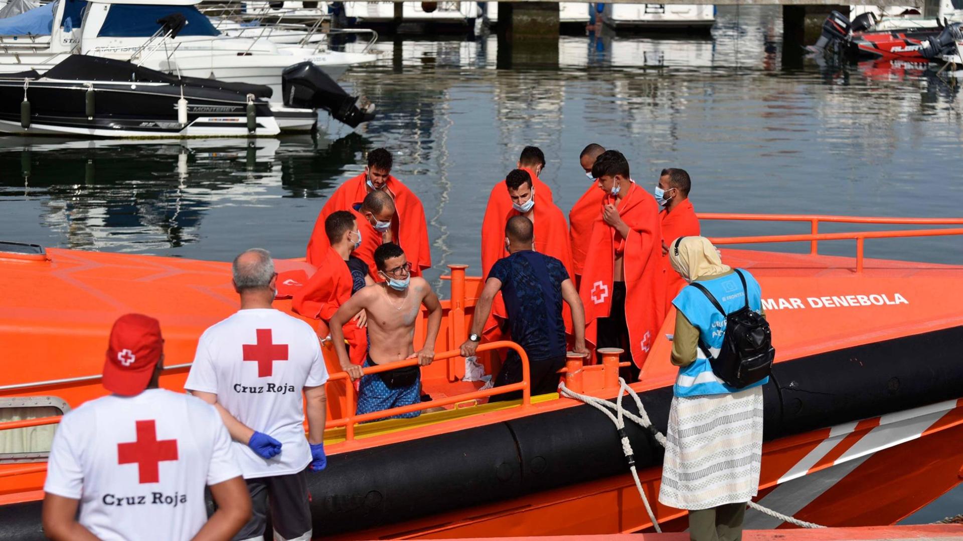 Imagen de archivo del rescate de varios inmigrantes llegados en patera a Gibraltar.