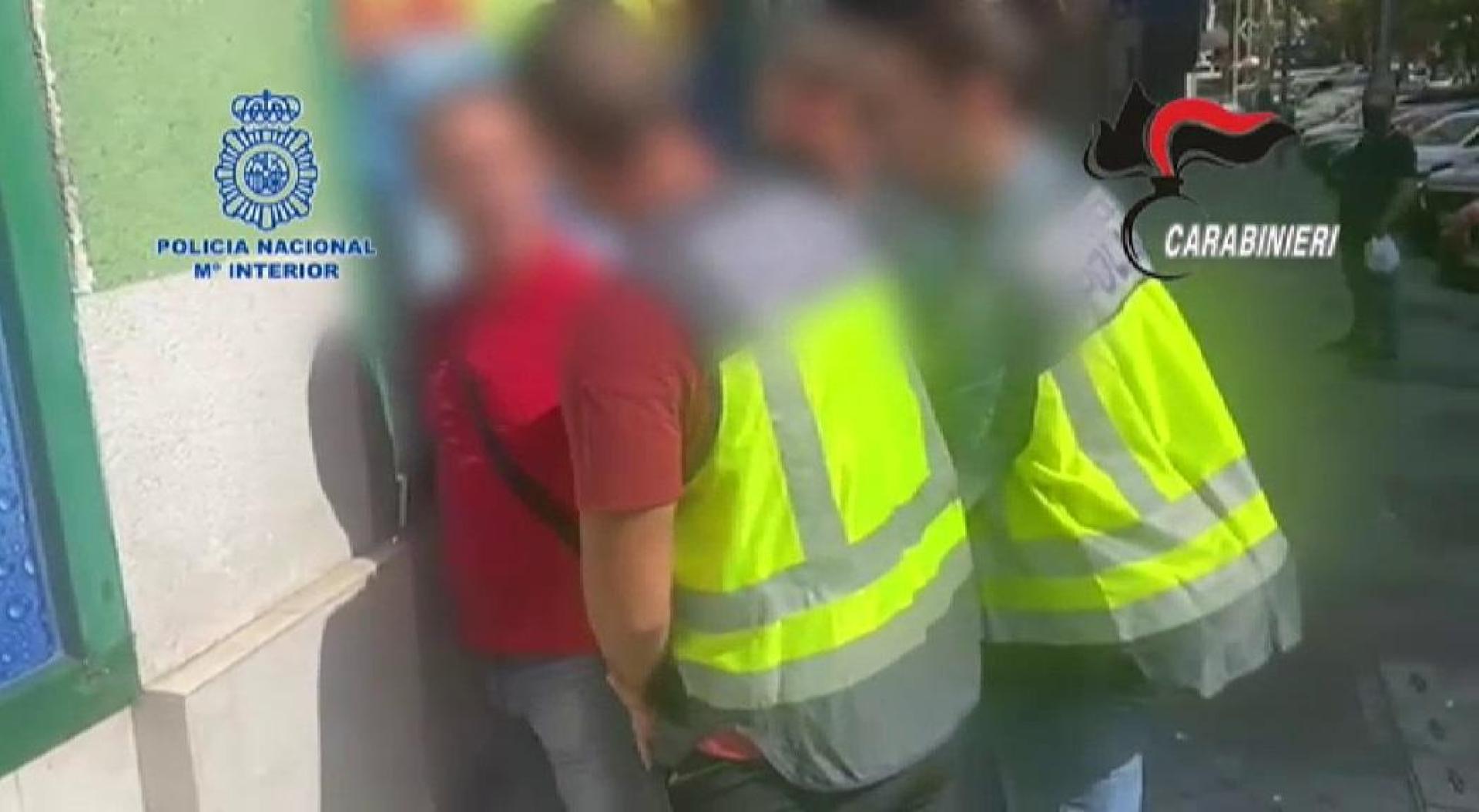 El arrestado, considerado uno de los prófugos más buscados de Italia, ha sido localizado con documentación portuguesa falsa, seis teléfonos móviles y casi 6.000 euros en efectivo en billetes de 200 euros.