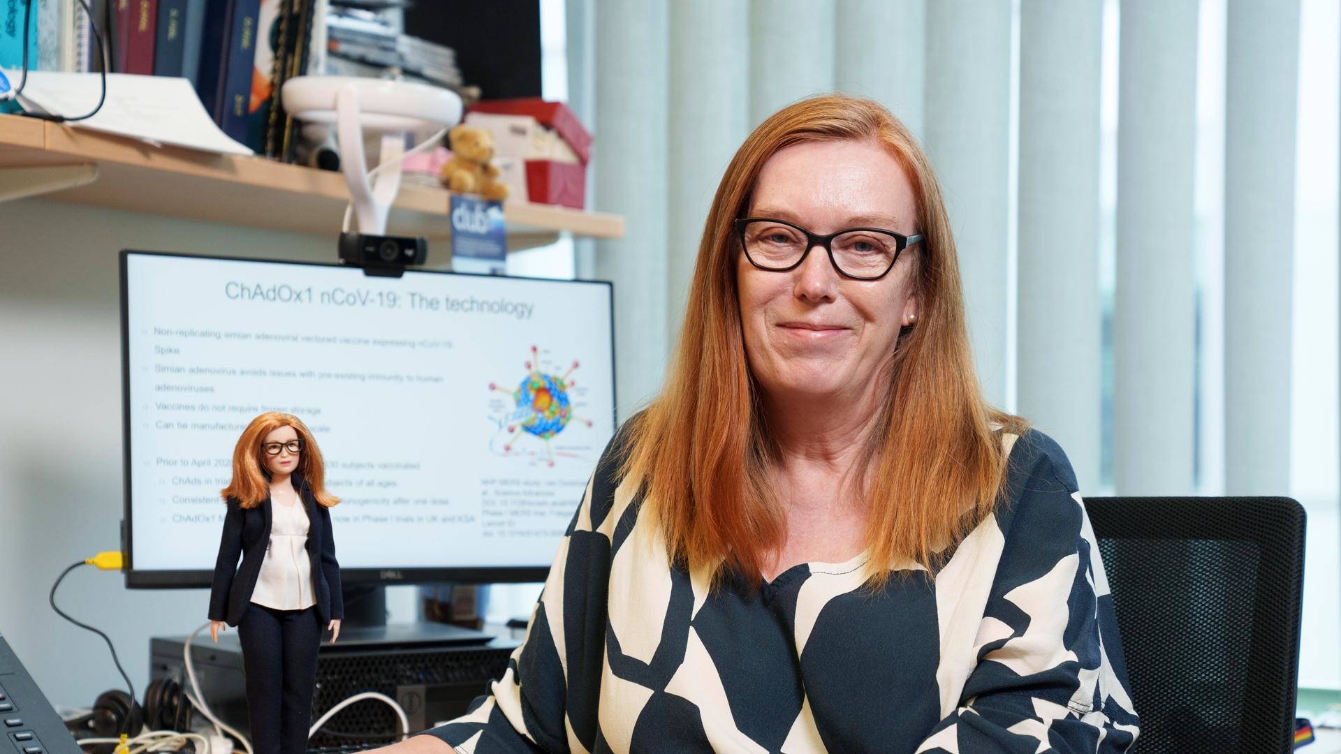 La profesora de vacunología en la universidad de Oxford Sarah Gilbert posa con la Barbie que han lanzado en su honor por liderar el desarrollo de la vacuna Oxford-Astrazeneca