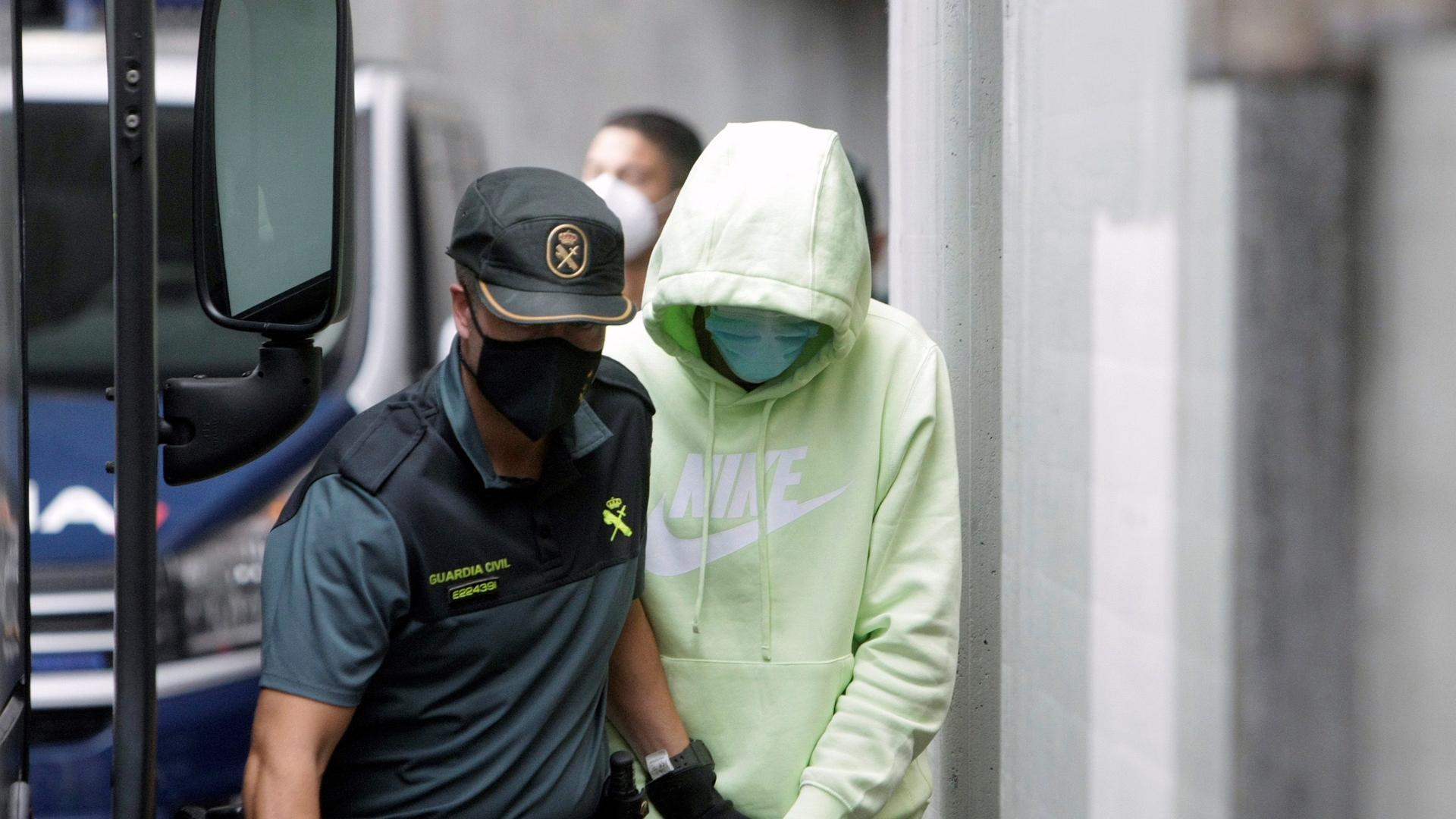 Uno de los tres varones mayores de edad encarcelados como presuntos autores de la agresión que acabó con la vida de Samuel Luiz sale del edificio de los juzgados de A Coruña